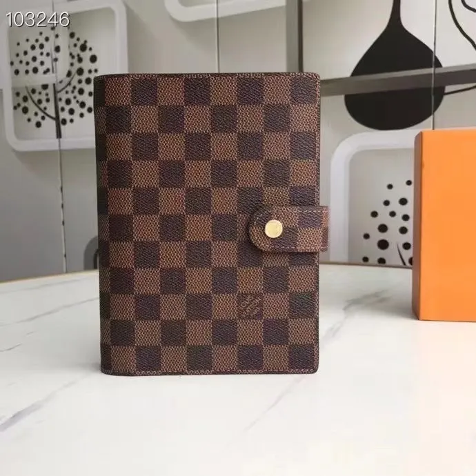 💰 150 hot sale, model number M20004❤️This small notepad cover is made of Monogram canvas. It can hold three credit cards and can also be used as an address book, notebook or calendar. 14 cm