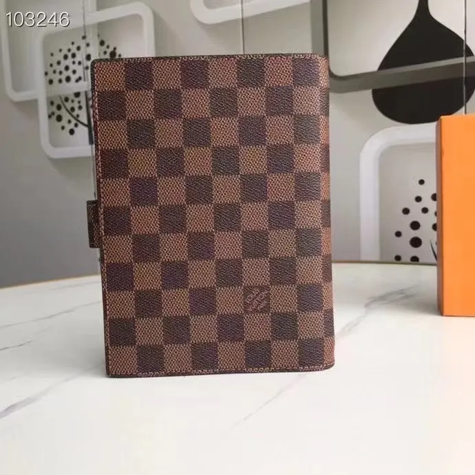 💰 150 hot sale, model number M20004❤️This small notepad cover is made of Monogram canvas. It can hold three credit cards and can also be used as an address book, notebook or calendar. 14 cm