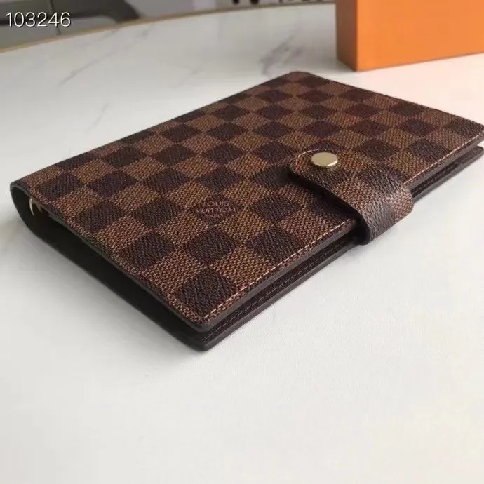 💰 150 hot sale, model number M20004❤️This small notepad cover is made of Monogram canvas. It can hold three credit cards and can also be used as an address book, notebook or calendar. 14 cm