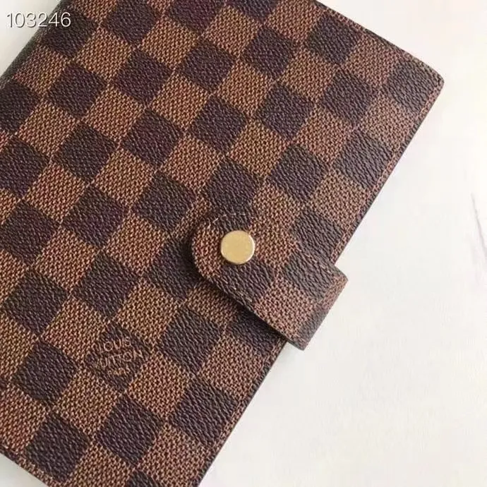 💰 150 hot sale, model number M20004❤️This small notepad cover is made of Monogram canvas. It can hold three credit cards and can also be used as an address book, notebook or calendar. 14 cm