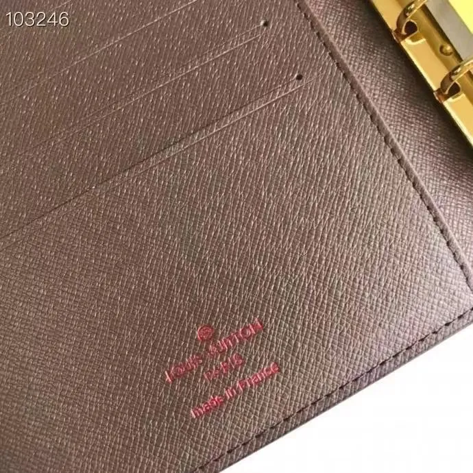 💰 150 hot sale, model number M20004❤️This small notepad cover is made of Monogram canvas. It can hold three credit cards and can also be used as an address book, notebook or calendar. 14 cm