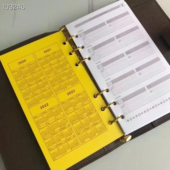 💰 150 hot sale, model number M20004❤️This small notepad cover is made of Monogram canvas. It can hold three credit cards and can also be used as an address book, notebook or calendar. 14 cm