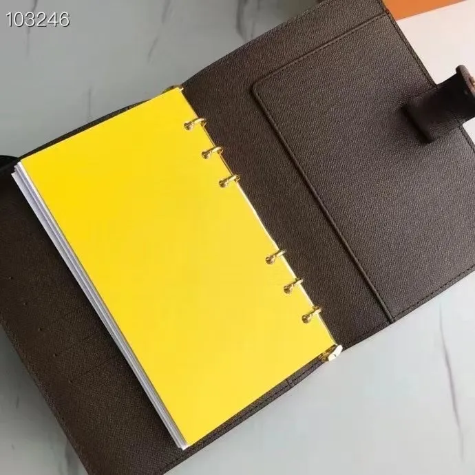 💰 150 hot sale, model number M20004❤️This small notepad cover is made of Monogram canvas. It can hold three credit cards and can also be used as an address book, notebook or calendar. 14 cm