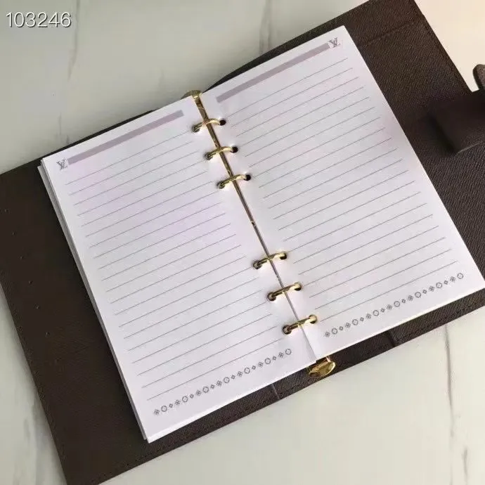 💰 150 hot sale, model number M20004❤️This small notepad cover is made of Monogram canvas. It can hold three credit cards and can also be used as an address book, notebook or calendar. 14 cm