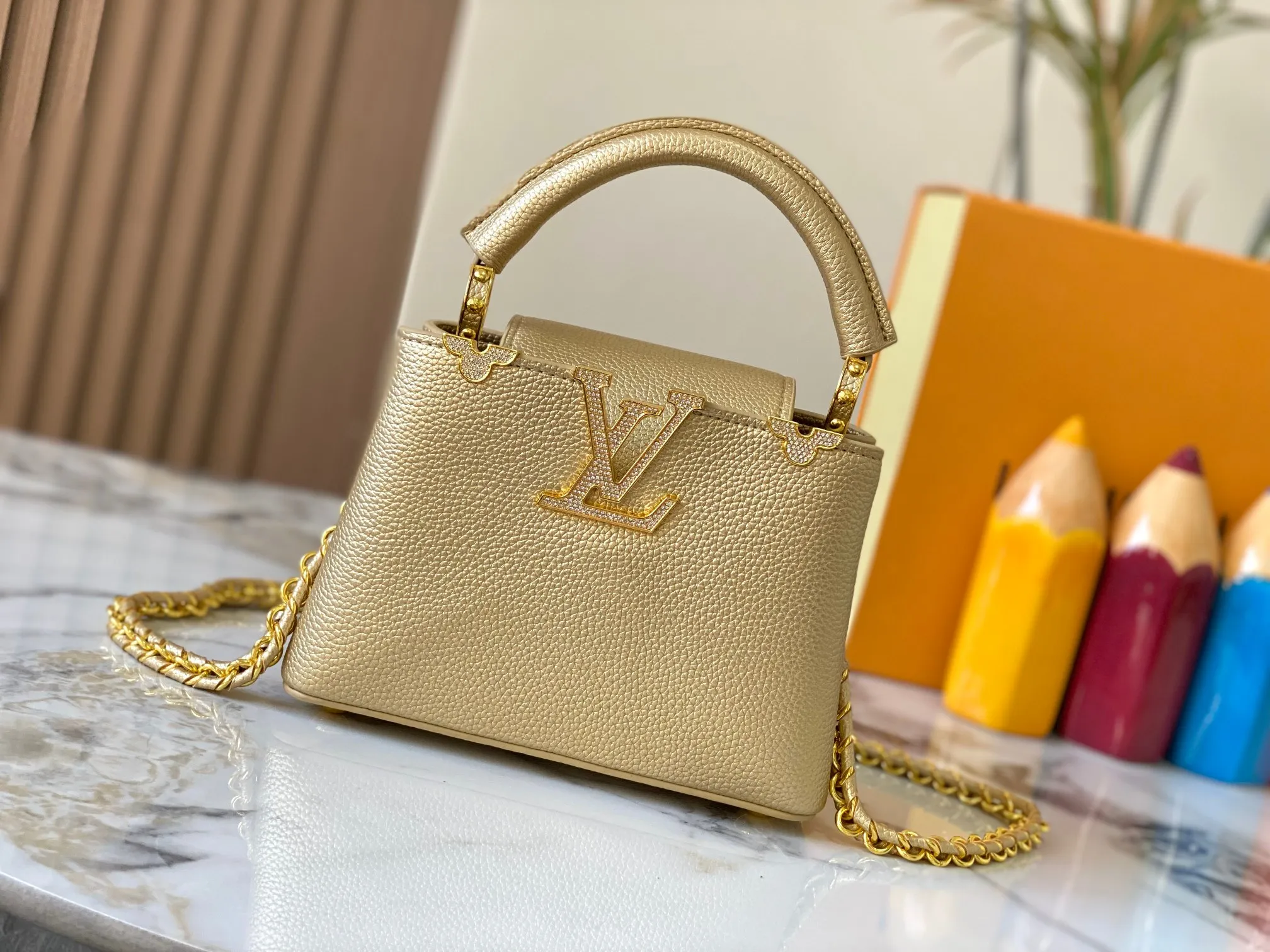 Top original P440 Guangzhou product M24583 gold-plated diamond corolla 🔺This Capucines Flower Crown handbag is made of full-grain Taurillon leather embellished with Monogram flowers. Each flower is shaped by exquisite crystal diamonds. The LV logo and flowers echo each other, giving this feminine handbag a jewel-like luster. Use the detachable shoulder strap skillfully to switch between shoulder and cross-body styles♠️Size: 21 * 14 * 8 cm🥂