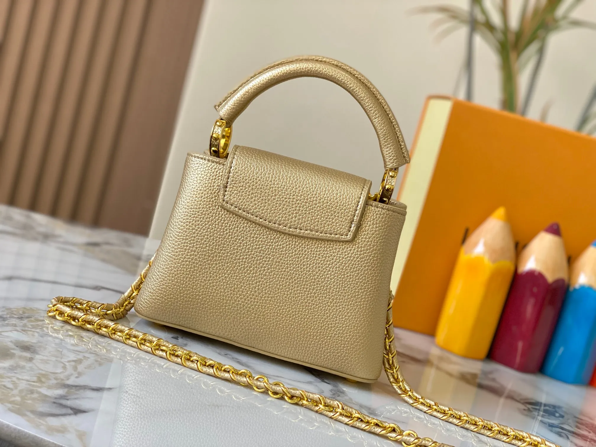 Top original P440 Guangzhou product M24583 gold-plated diamond corolla 🔺This Capucines Flower Crown handbag is made of full-grain Taurillon leather embellished with Monogram flowers. Each flower is shaped by exquisite crystal diamonds. The LV logo and flowers echo each other, giving this feminine handbag a jewel-like luster. Use the detachable shoulder strap skillfully to switch between shoulder and cross-body styles♠️Size: 21 * 14 * 8 cm🥂