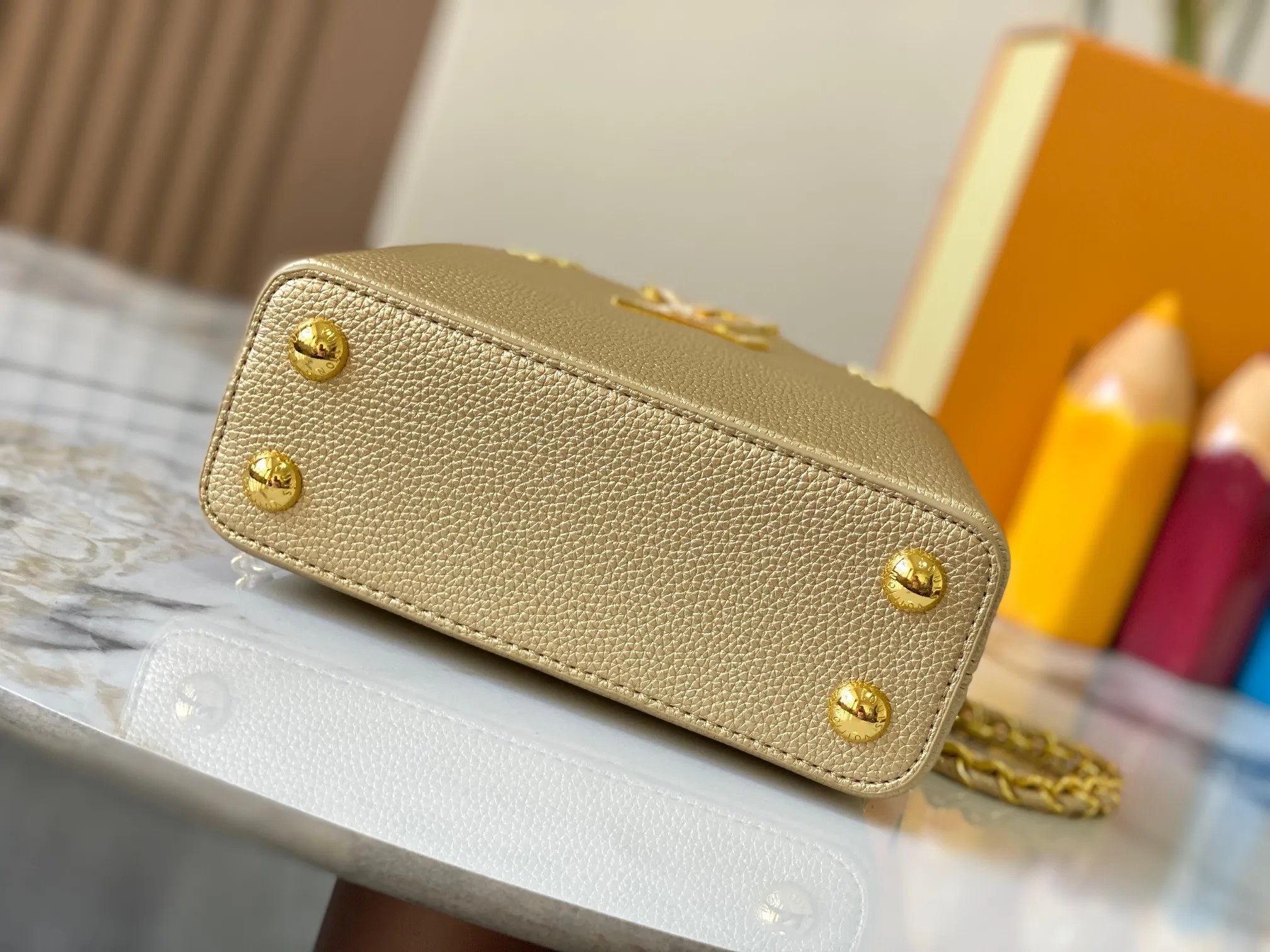 Top original P440 Guangzhou product M24583 gold-plated diamond corolla 🔺This Capucines Flower Crown handbag is made of full-grain Taurillon leather embellished with Monogram flowers. Each flower is shaped by exquisite crystal diamonds. The LV logo and flowers echo each other, giving this feminine handbag a jewel-like luster. Use the detachable shoulder strap skillfully to switch between shoulder and cross-body styles♠️Size: 21 * 14 * 8 cm🥂