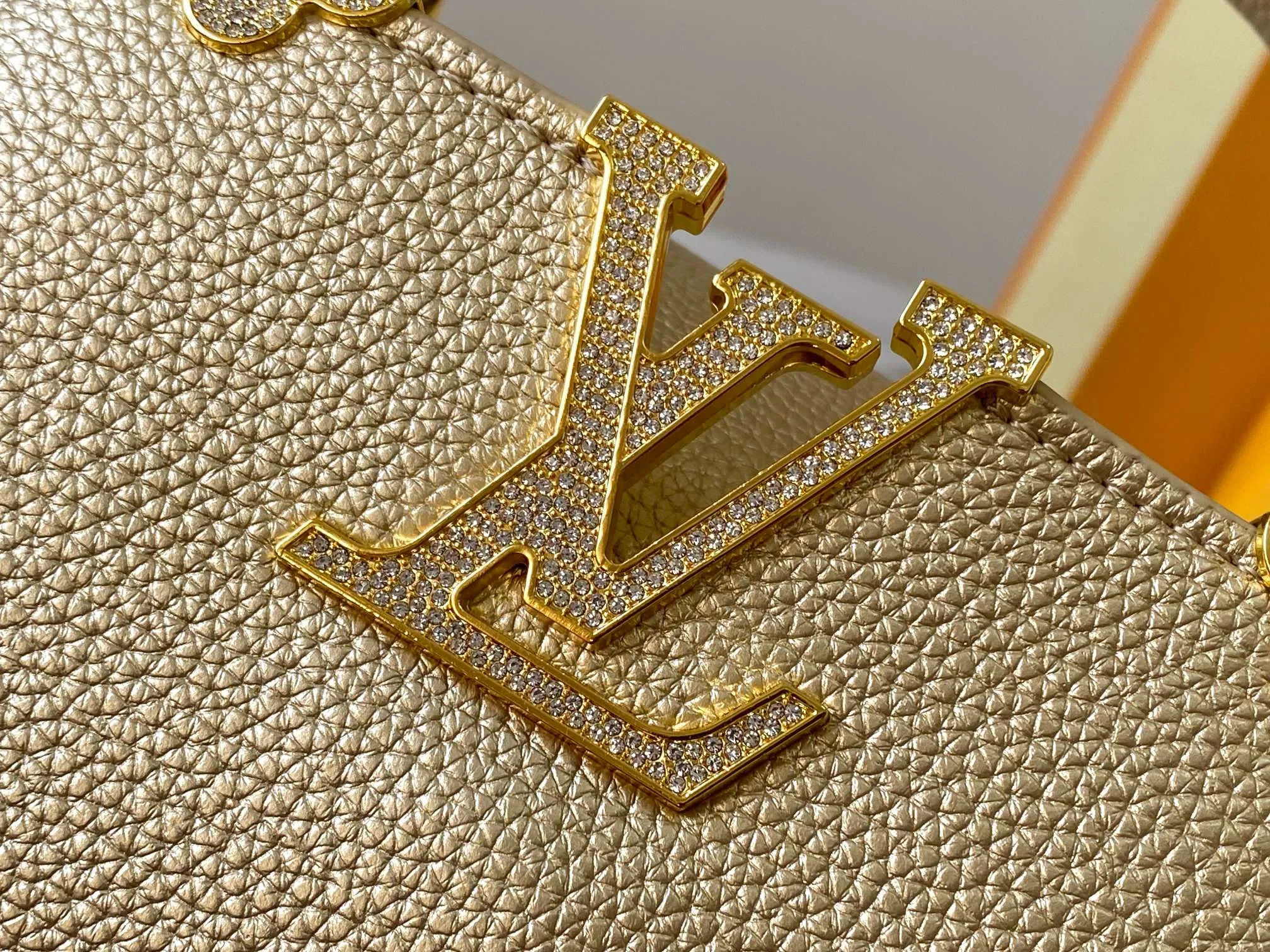 Top original P440 Guangzhou product M24583 gold-plated diamond corolla 🔺This Capucines Flower Crown handbag is made of full-grain Taurillon leather embellished with Monogram flowers. Each flower is shaped by exquisite crystal diamonds. The LV logo and flowers echo each other, giving this feminine handbag a jewel-like luster. Use the detachable shoulder strap skillfully to switch between shoulder and cross-body styles♠️Size: 21 * 14 * 8 cm🥂