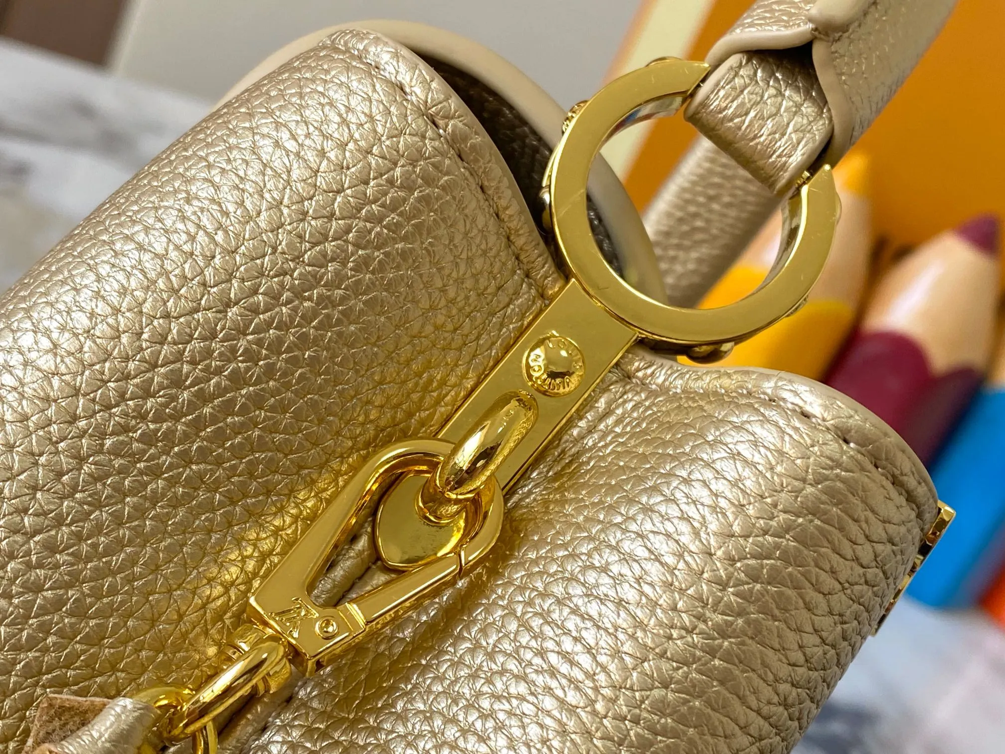 Top original P440 Guangzhou product M24583 gold-plated diamond corolla 🔺This Capucines Flower Crown handbag is made of full-grain Taurillon leather embellished with Monogram flowers. Each flower is shaped by exquisite crystal diamonds. The LV logo and flowers echo each other, giving this feminine handbag a jewel-like luster. Use the detachable shoulder strap skillfully to switch between shoulder and cross-body styles♠️Size: 21 * 14 * 8 cm🥂