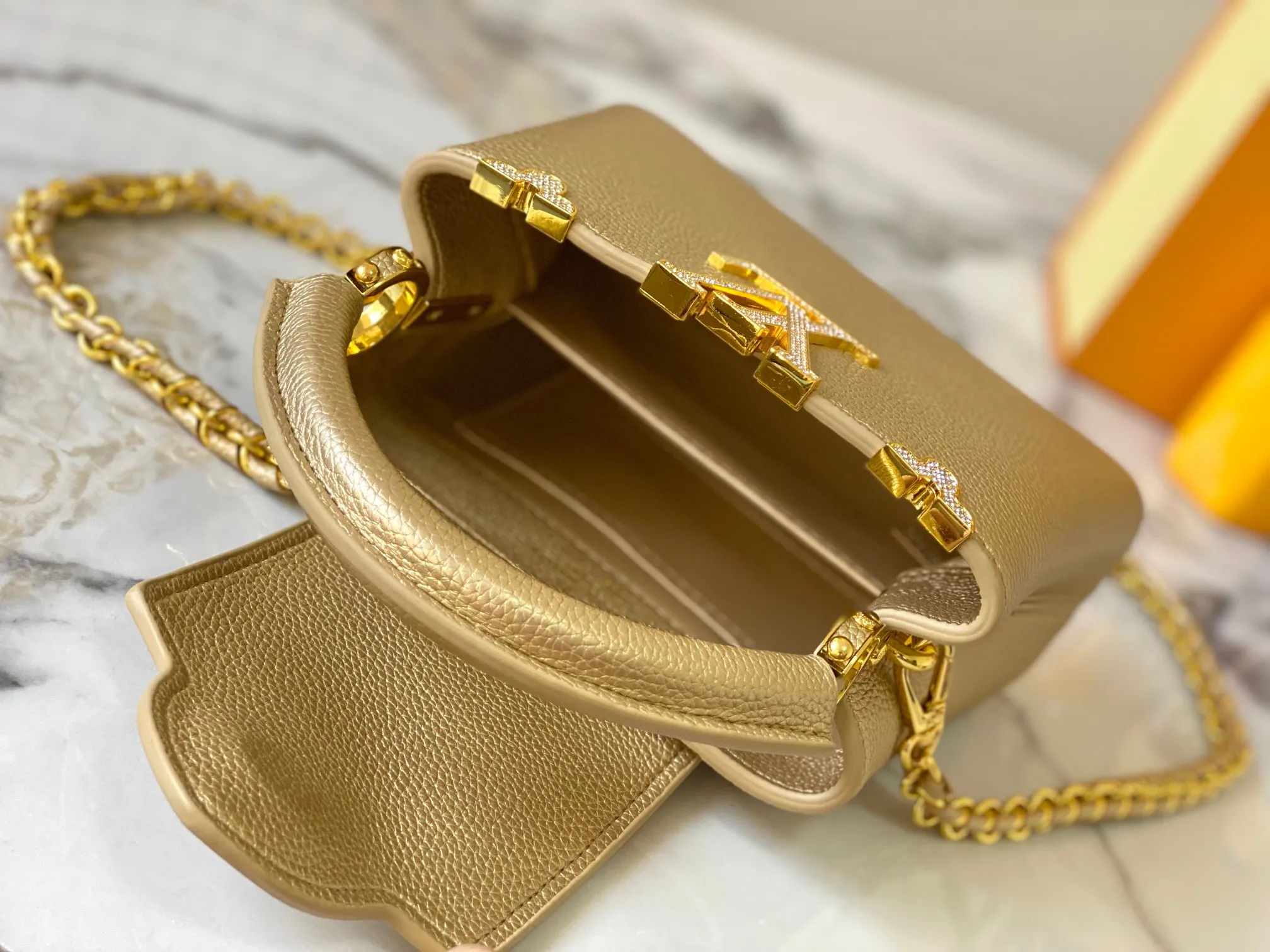 Top original P440 Guangzhou product M24583 gold-plated diamond corolla 🔺This Capucines Flower Crown handbag is made of full-grain Taurillon leather embellished with Monogram flowers. Each flower is shaped by exquisite crystal diamonds. The LV logo and flowers echo each other, giving this feminine handbag a jewel-like luster. Use the detachable shoulder strap skillfully to switch between shoulder and cross-body styles♠️Size: 21 * 14 * 8 cm🥂