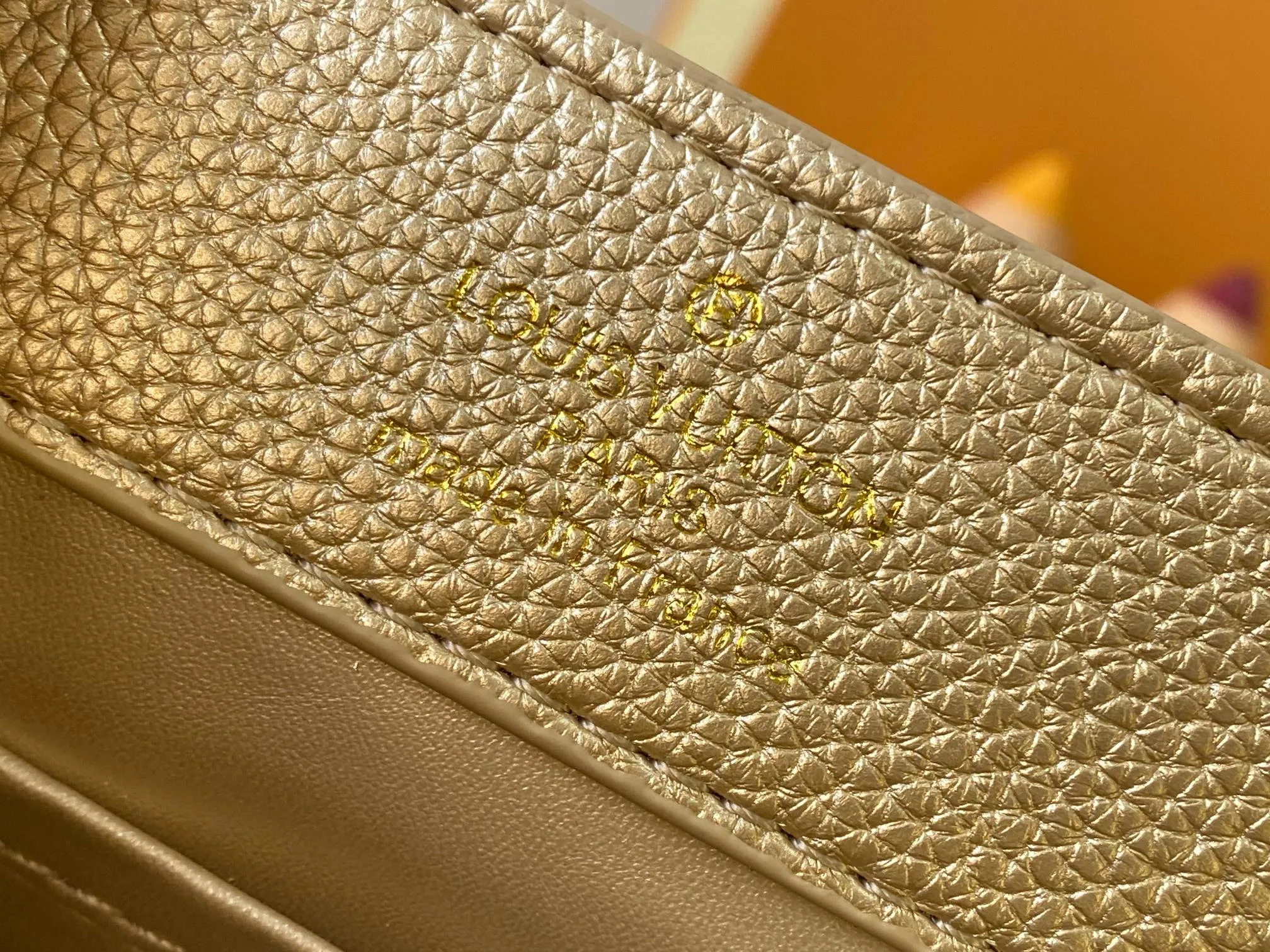 Top original P440 Guangzhou product M24583 gold-plated diamond corolla 🔺This Capucines Flower Crown handbag is made of full-grain Taurillon leather embellished with Monogram flowers. Each flower is shaped by exquisite crystal diamonds. The LV logo and flowers echo each other, giving this feminine handbag a jewel-like luster. Use the detachable shoulder strap skillfully to switch between shoulder and cross-body styles♠️Size: 21 * 14 * 8 cm🥂