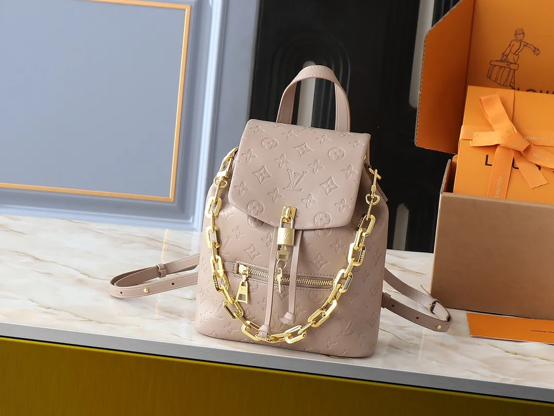 💰280💰Upgraded from the original M13357 M13358 M13387 M13389 Coussin Backpack small handbag joins the Coussin series in a backpack configuration. It is made of soft Monogram embossed leather and integrated with the iconic LV padlock, combining modern style and functional considerations. The detachable Coussin chain releases the metal edge, and the zippered front pocket makes it easy to access various small items. Dimensions: 21.0 x 26.0 x 10.0 cm (length x height x width)