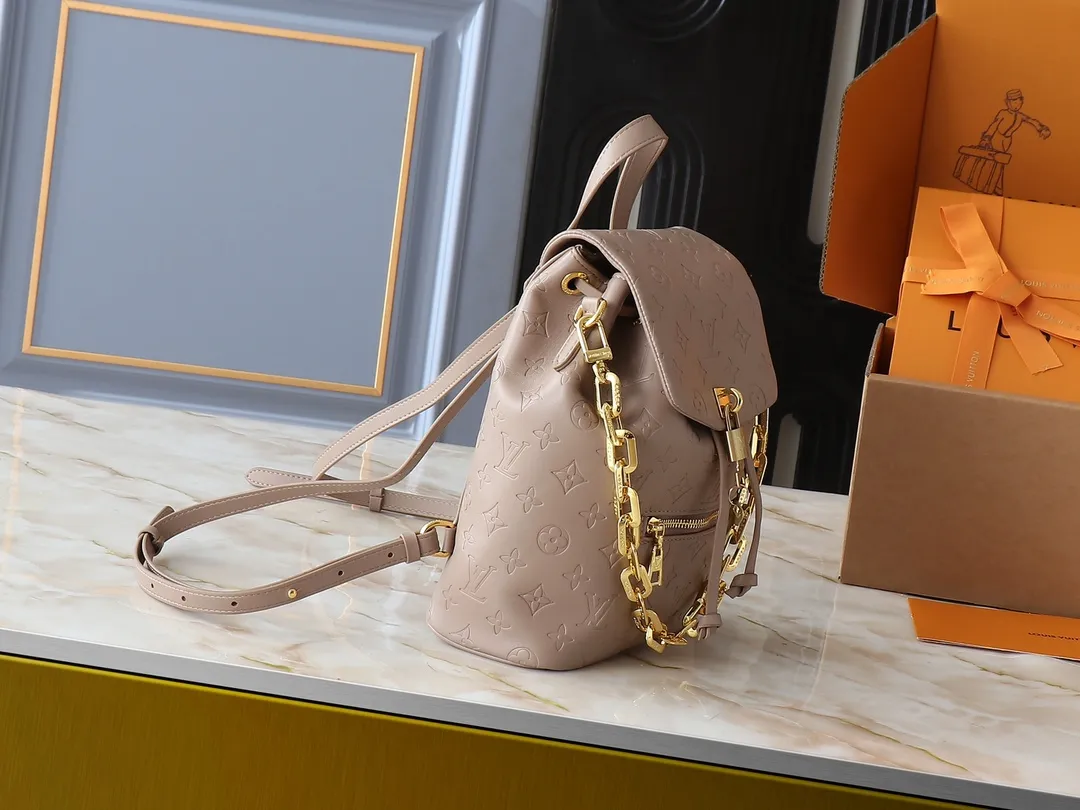 💰280💰Upgraded from the original M13357 M13358 M13387 M13389 Coussin Backpack small handbag joins the Coussin series in a backpack configuration. It is made of soft Monogram embossed leather and integrated with the iconic LV padlock, combining modern style and functional considerations. The detachable Coussin chain releases the metal edge, and the zippered front pocket makes it easy to access various small items. Dimensions: 21.0 x 26.0 x 10.0 cm (length x height x width)