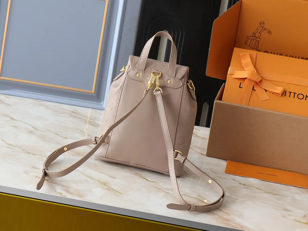 💰280💰Upgraded from the original M13357 M13358 M13387 M13389 Coussin Backpack small handbag joins the Coussin series in a backpack configuration. It is made of soft Monogram embossed leather and integrated with the iconic LV padlock, combining modern style and functional considerations. The detachable Coussin chain releases the metal edge, and the zippered front pocket makes it easy to access various small items. Dimensions: 21.0 x 26.0 x 10.0 cm (length x height x width)