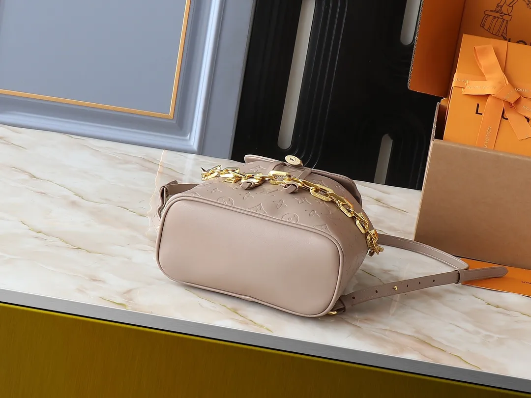 💰280💰Upgraded from the original M13357 M13358 M13387 M13389 Coussin Backpack small handbag joins the Coussin series in a backpack configuration. It is made of soft Monogram embossed leather and integrated with the iconic LV padlock, combining modern style and functional considerations. The detachable Coussin chain releases the metal edge, and the zippered front pocket makes it easy to access various small items. Dimensions: 21.0 x 26.0 x 10.0 cm (length x height x width)