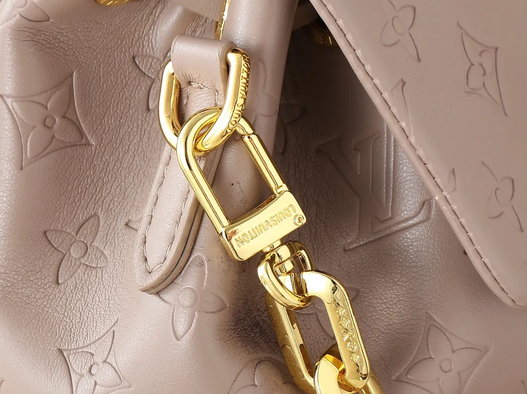 💰280💰Upgraded from the original M13357 M13358 M13387 M13389 Coussin Backpack small handbag joins the Coussin series in a backpack configuration. It is made of soft Monogram embossed leather and integrated with the iconic LV padlock, combining modern style and functional considerations. The detachable Coussin chain releases the metal edge, and the zippered front pocket makes it easy to access various small items. Dimensions: 21.0 x 26.0 x 10.0 cm (length x height x width)