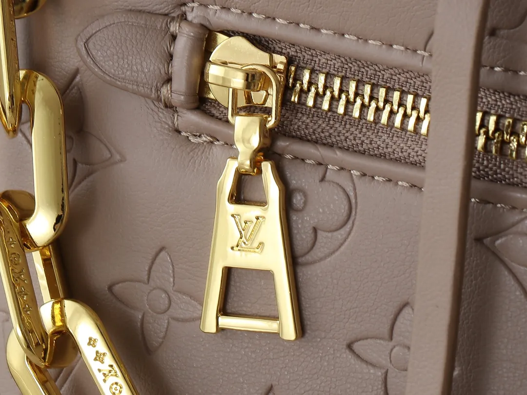 💰280💰Upgraded from the original M13357 M13358 M13387 M13389 Coussin Backpack small handbag joins the Coussin series in a backpack configuration. It is made of soft Monogram embossed leather and integrated with the iconic LV padlock, combining modern style and functional considerations. The detachable Coussin chain releases the metal edge, and the zippered front pocket makes it easy to access various small items. Dimensions: 21.0 x 26.0 x 10.0 cm (length x height x width)