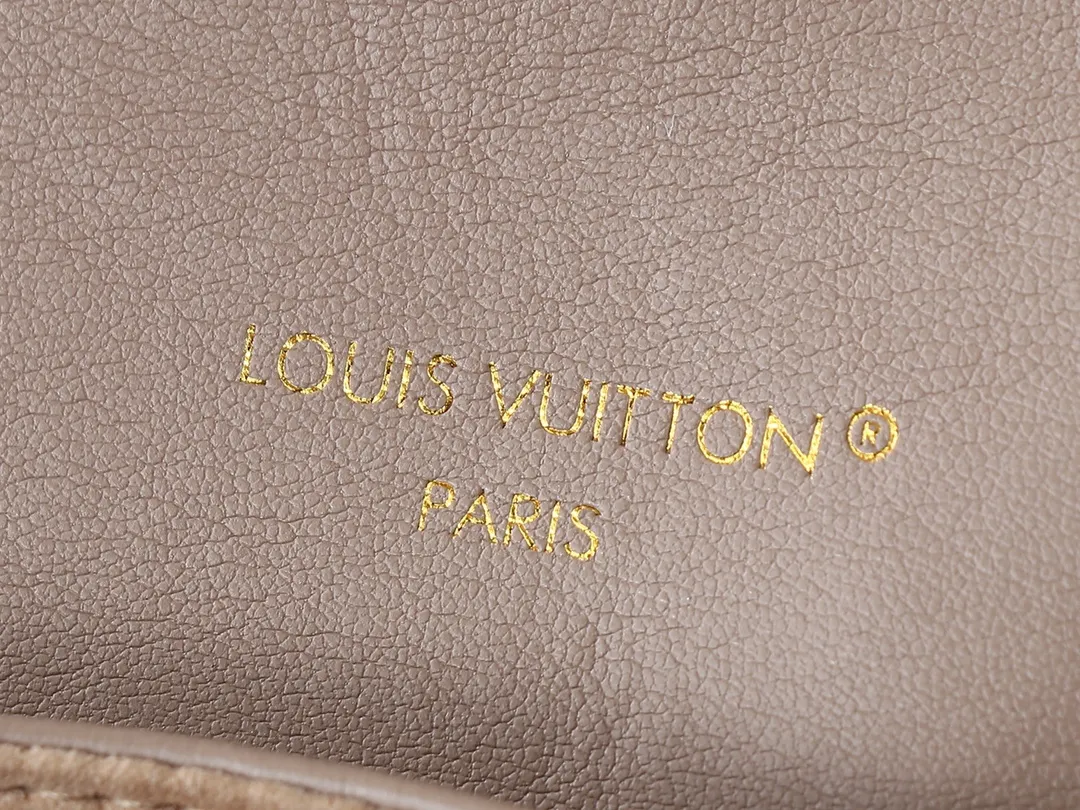 💰280💰Upgraded from the original M13357 M13358 M13387 M13389 Coussin Backpack small handbag joins the Coussin series in a backpack configuration. It is made of soft Monogram embossed leather and integrated with the iconic LV padlock, combining modern style and functional considerations. The detachable Coussin chain releases the metal edge, and the zippered front pocket makes it easy to access various small items. Dimensions: 21.0 x 26.0 x 10.0 cm (length x height x width)