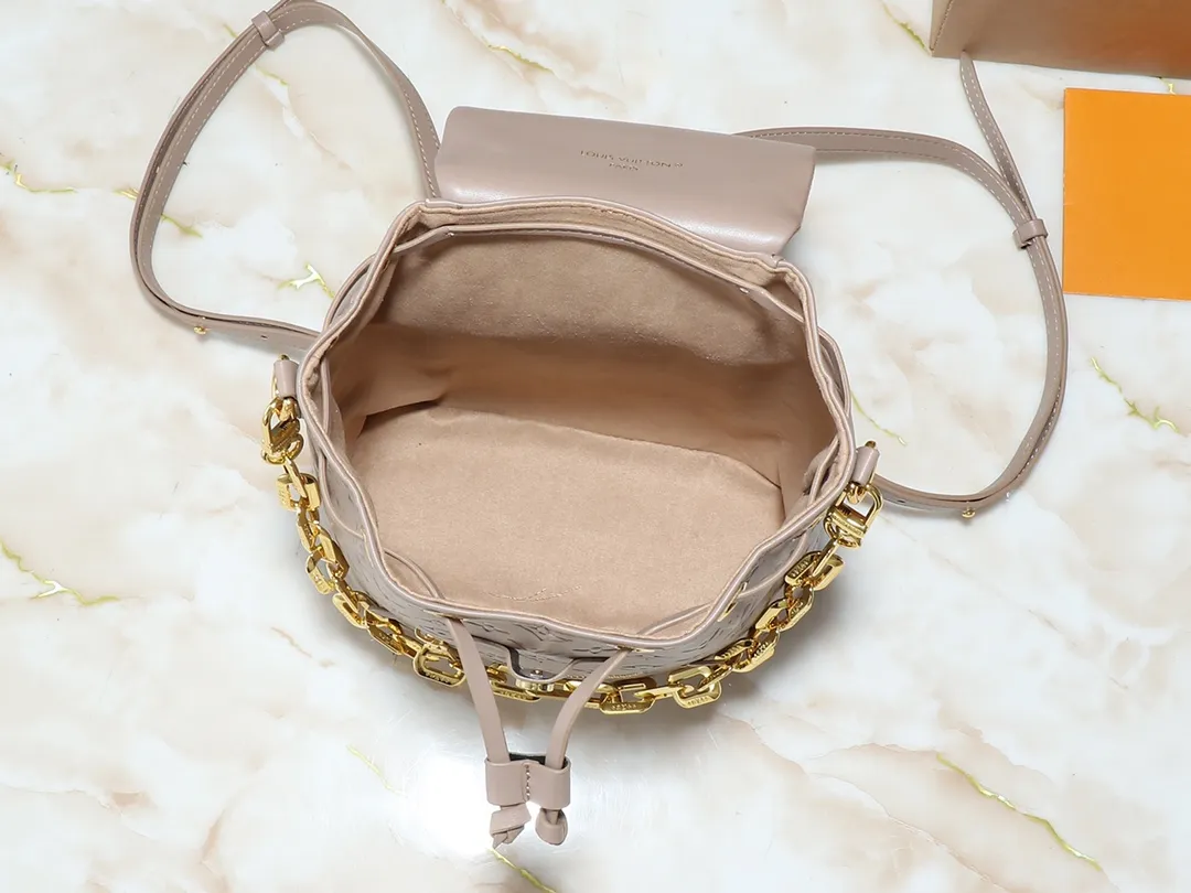 💰280💰Upgraded from the original M13357 M13358 M13387 M13389 Coussin Backpack small handbag joins the Coussin series in a backpack configuration. It is made of soft Monogram embossed leather and integrated with the iconic LV padlock, combining modern style and functional considerations. The detachable Coussin chain releases the metal edge, and the zippered front pocket makes it easy to access various small items. Dimensions: 21.0 x 26.0 x 10.0 cm (length x height x width)