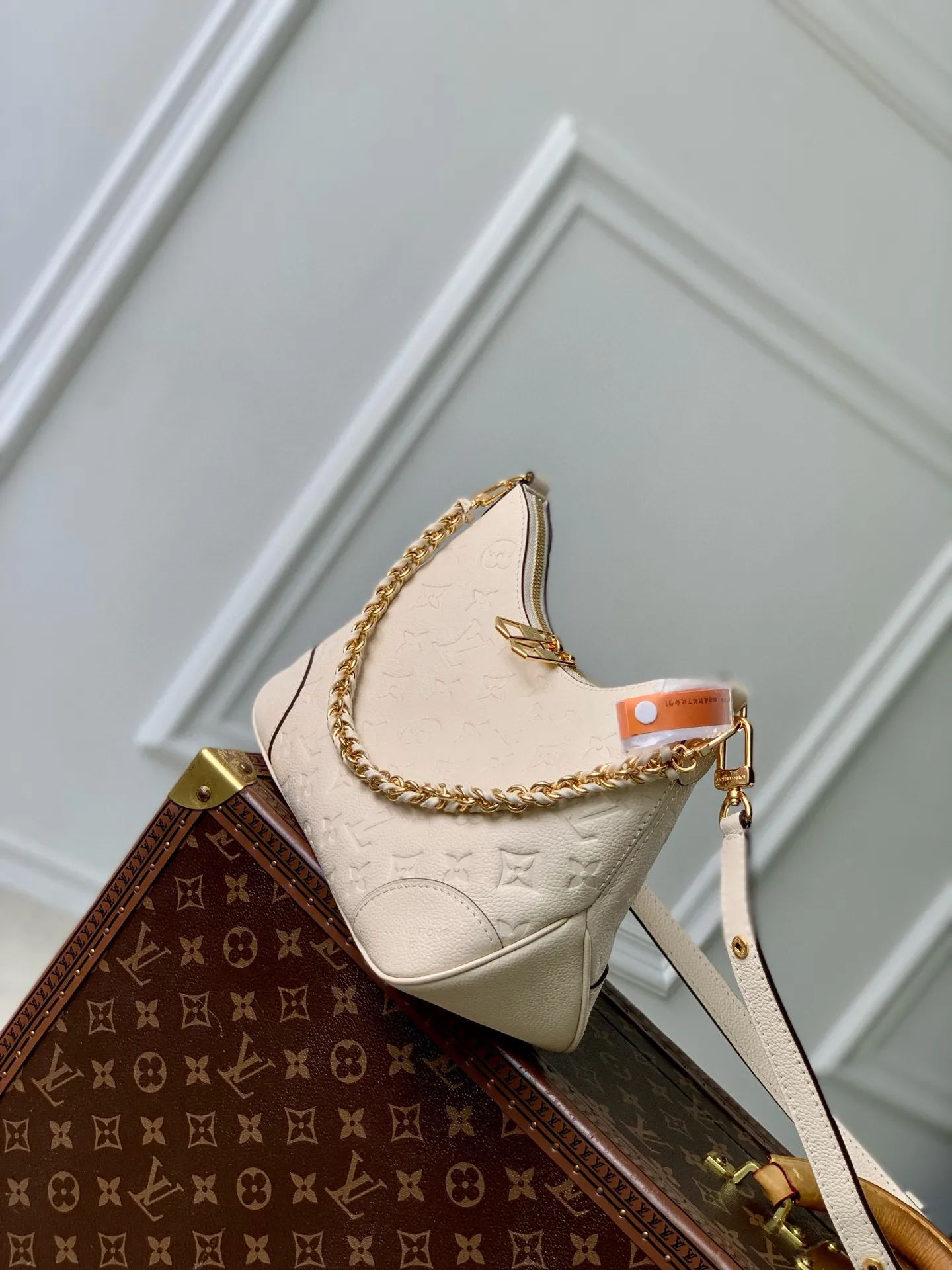 💰940 (top-grain leather) Top-quality original M12930 white. This Boulogne handbag uses Monogram Empreinte leather to reinterpret the classic design and show your individual style in a variety of carrying methods. An interior slip pocket can easily store your smartphone, and the braided chain is accented with dazzling hardware. 16 x 9.5 x 29 cm (height x width x length)