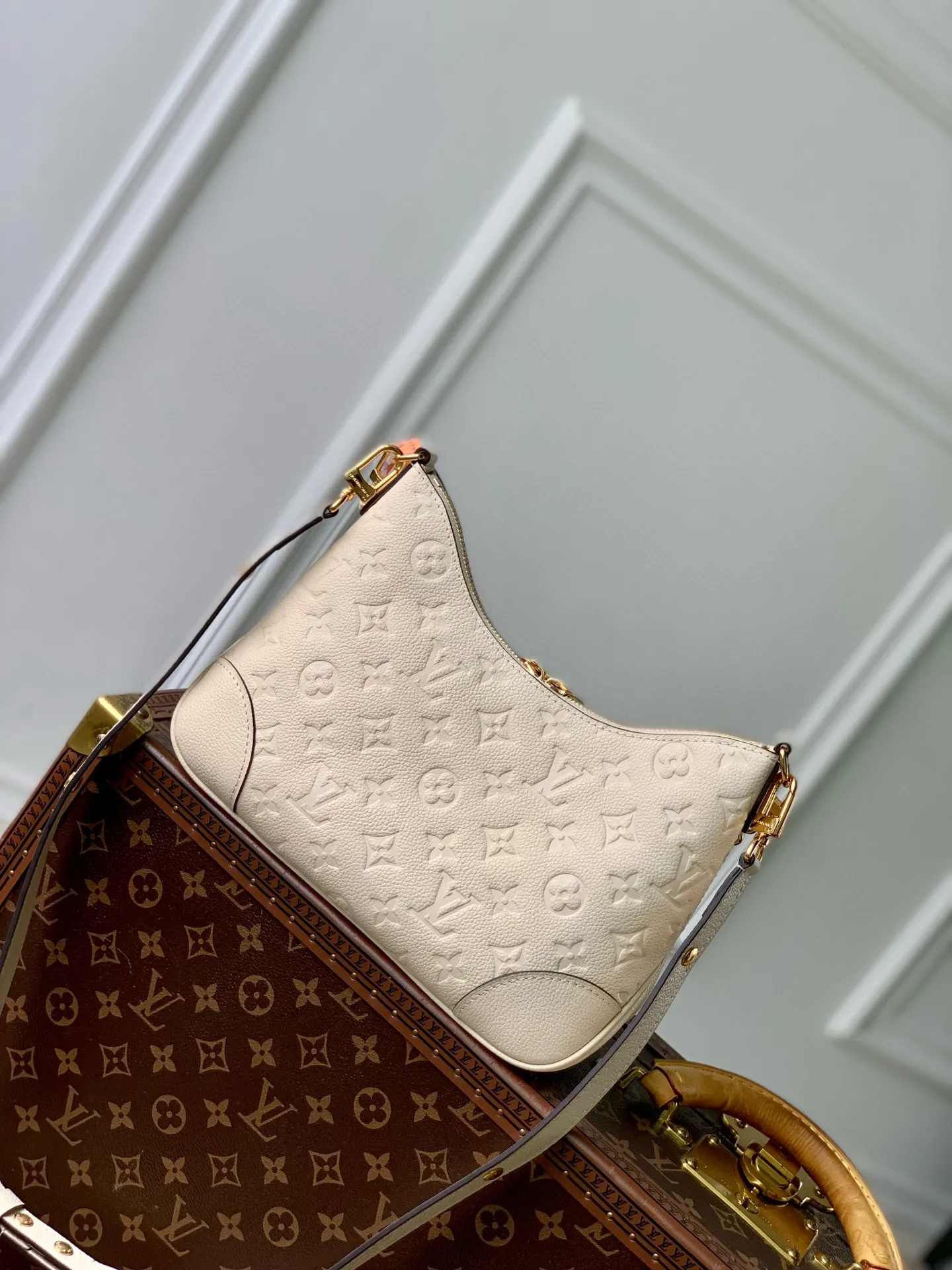 💰940 (top-grain leather) Top-quality original M12930 white. This Boulogne handbag uses Monogram Empreinte leather to reinterpret the classic design and show your individual style in a variety of carrying methods. An interior slip pocket can easily store your smartphone, and the braided chain is accented with dazzling hardware. 16 x 9.5 x 29 cm (height x width x length)