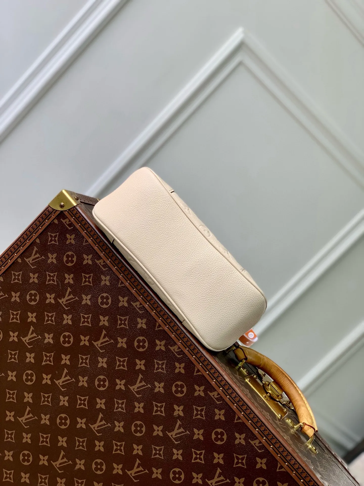 💰940 (top-grain leather) Top-quality original M12930 white. This Boulogne handbag uses Monogram Empreinte leather to reinterpret the classic design and show your individual style in a variety of carrying methods. An interior slip pocket can easily store your smartphone, and the braided chain is accented with dazzling hardware. 16 x 9.5 x 29 cm (height x width x length)