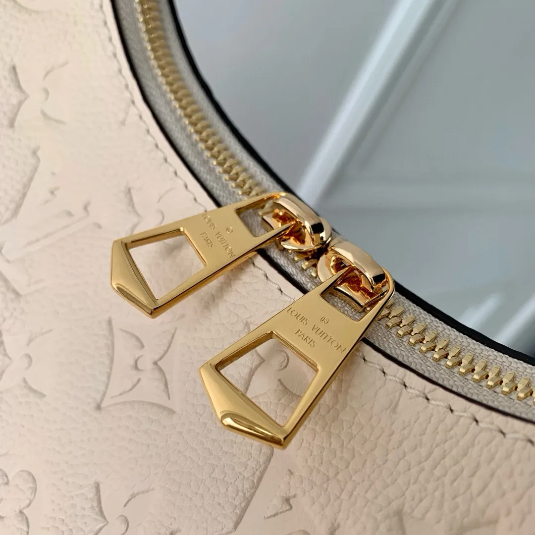 💰940 (top-grain leather) Top-quality original M12930 white. This Boulogne handbag uses Monogram Empreinte leather to reinterpret the classic design and show your individual style in a variety of carrying methods. An interior slip pocket can easily store your smartphone, and the braided chain is accented with dazzling hardware. 16 x 9.5 x 29 cm (height x width x length)