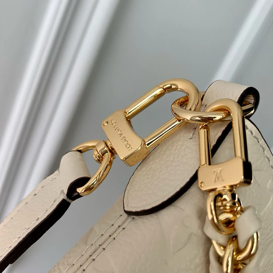 💰940 (top-grain leather) Top-quality original M12930 white. This Boulogne handbag uses Monogram Empreinte leather to reinterpret the classic design and show your individual style in a variety of carrying methods. An interior slip pocket can easily store your smartphone, and the braided chain is accented with dazzling hardware. 16 x 9.5 x 29 cm (height x width x length)