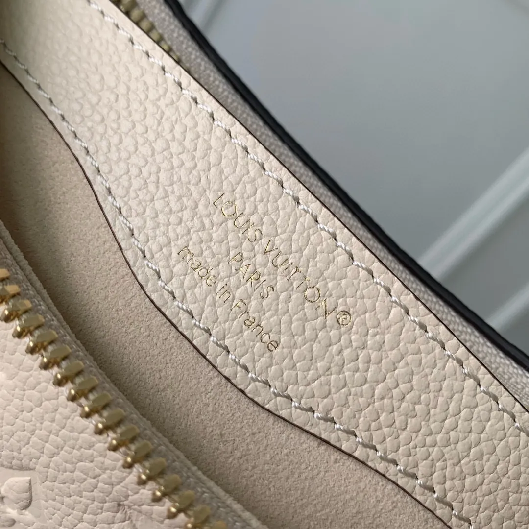 💰940 (top-grain leather) Top-quality original M12930 white. This Boulogne handbag uses Monogram Empreinte leather to reinterpret the classic design and show your individual style in a variety of carrying methods. An interior slip pocket can easily store your smartphone, and the braided chain is accented with dazzling hardware. 16 x 9.5 x 29 cm (height x width x length)