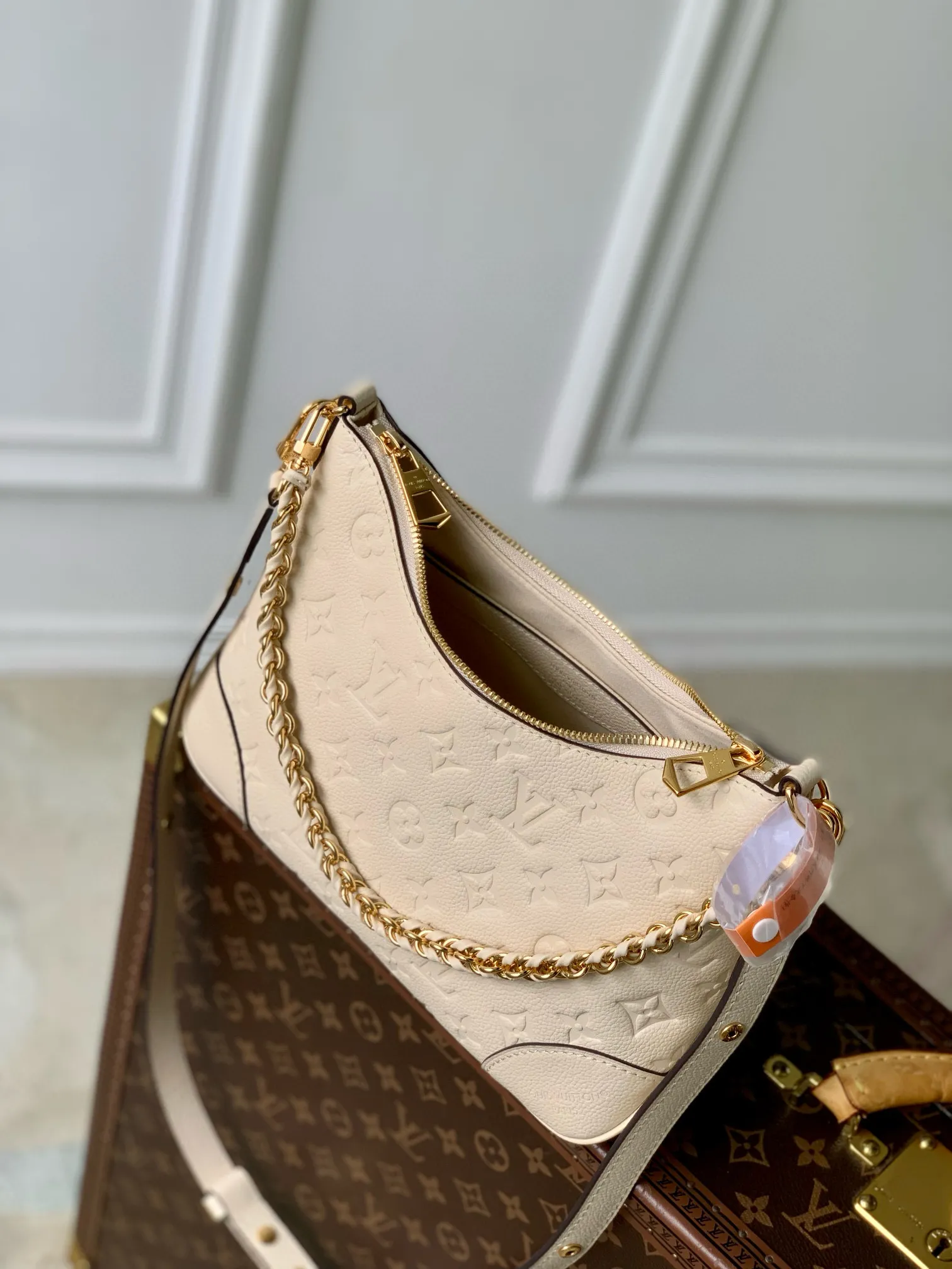 💰940 (top-grain leather) Top-quality original M12930 white. This Boulogne handbag uses Monogram Empreinte leather to reinterpret the classic design and show your individual style in a variety of carrying methods. An interior slip pocket can easily store your smartphone, and the braided chain is accented with dazzling hardware. 16 x 9.5 x 29 cm (height x width x length)