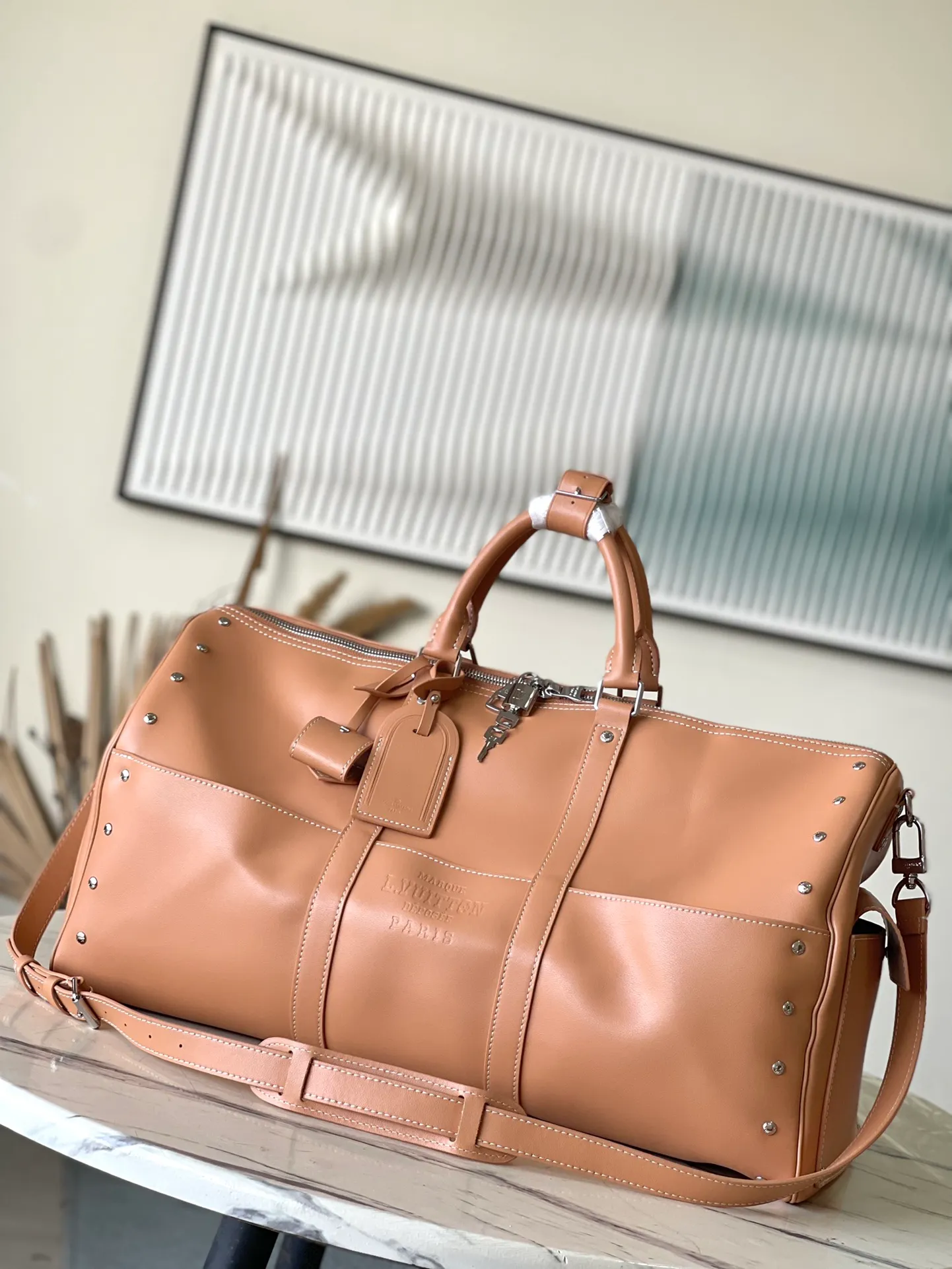 💰1480 (first-grain leather) Top original order M11767 KEEPALL 50 travel bag (with shoulder strap) This KEEPALL travel bag, designed in collaboration with Japanese designer Hiroshi Fujiwara, combines the traditional elements of the brand - Monogram pattern - with a modern feel. The travel bag has rhombus edging, pocket stitching and two-color hardware Rainbow decoration - both fashionable and dynamic style. Carry-on luggage size, ample capacity, perfect for travel. The perfect companion for three days. size 50/29/22cm