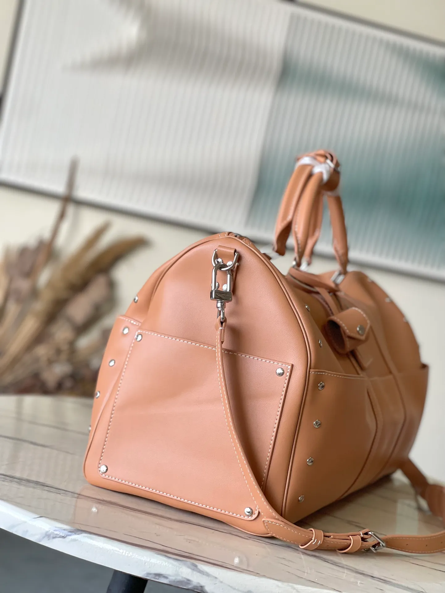 💰1480 (first-grain leather) Top original order M11767 KEEPALL 50 travel bag (with shoulder strap) This KEEPALL travel bag, designed in collaboration with Japanese designer Hiroshi Fujiwara, combines the traditional elements of the brand - Monogram pattern - with a modern feel. The travel bag has rhombus edging, pocket stitching and two-color hardware Rainbow decoration - both fashionable and dynamic style. Carry-on luggage size, ample capacity, perfect for travel. The perfect companion for three days. size 50/29/22cm