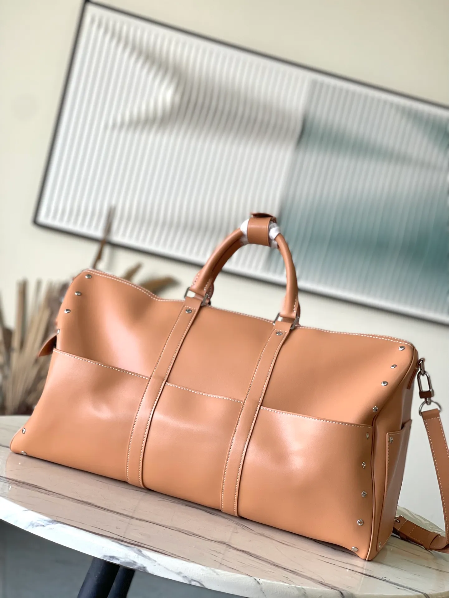 💰1480 (first-grain leather) Top original order M11767 KEEPALL 50 travel bag (with shoulder strap) This KEEPALL travel bag, designed in collaboration with Japanese designer Hiroshi Fujiwara, combines the traditional elements of the brand - Monogram pattern - with a modern feel. The travel bag has rhombus edging, pocket stitching and two-color hardware Rainbow decoration - both fashionable and dynamic style. Carry-on luggage size, ample capacity, perfect for travel. The perfect companion for three days. size 50/29/22cm
