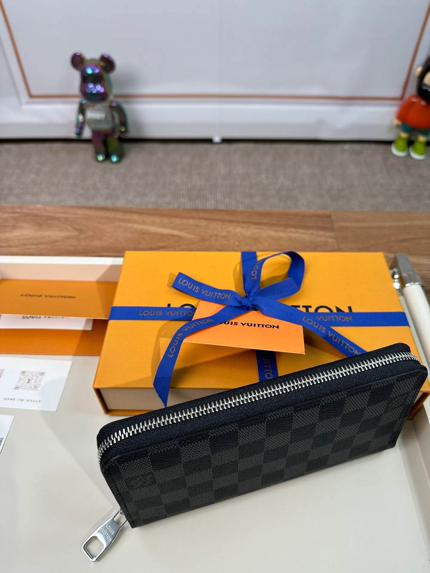 P840 N41662 [Special Authentic] Classic Wallet Newly Upgraded! This Zippy wallet is made of canvas, with a new colorful lining design and four credit card slots, making it convenient and practical. 19.5 x 10.0 x 2.0 cm