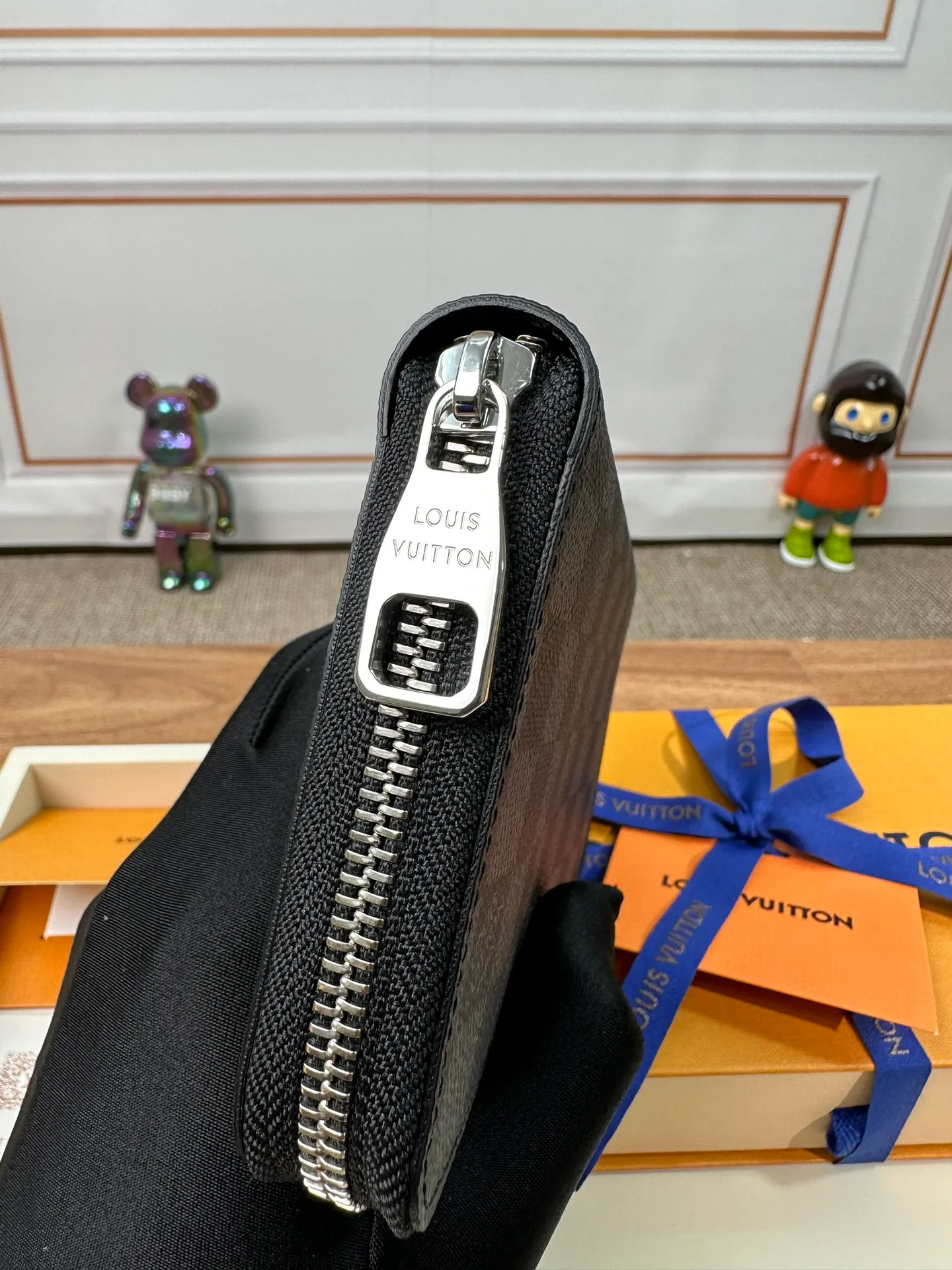 P840 N41662 [Special Authentic] Classic Wallet Newly Upgraded! This Zippy wallet is made of canvas, with a new colorful lining design and four credit card slots, making it convenient and practical. 19.5 x 10.0 x 2.0 cm