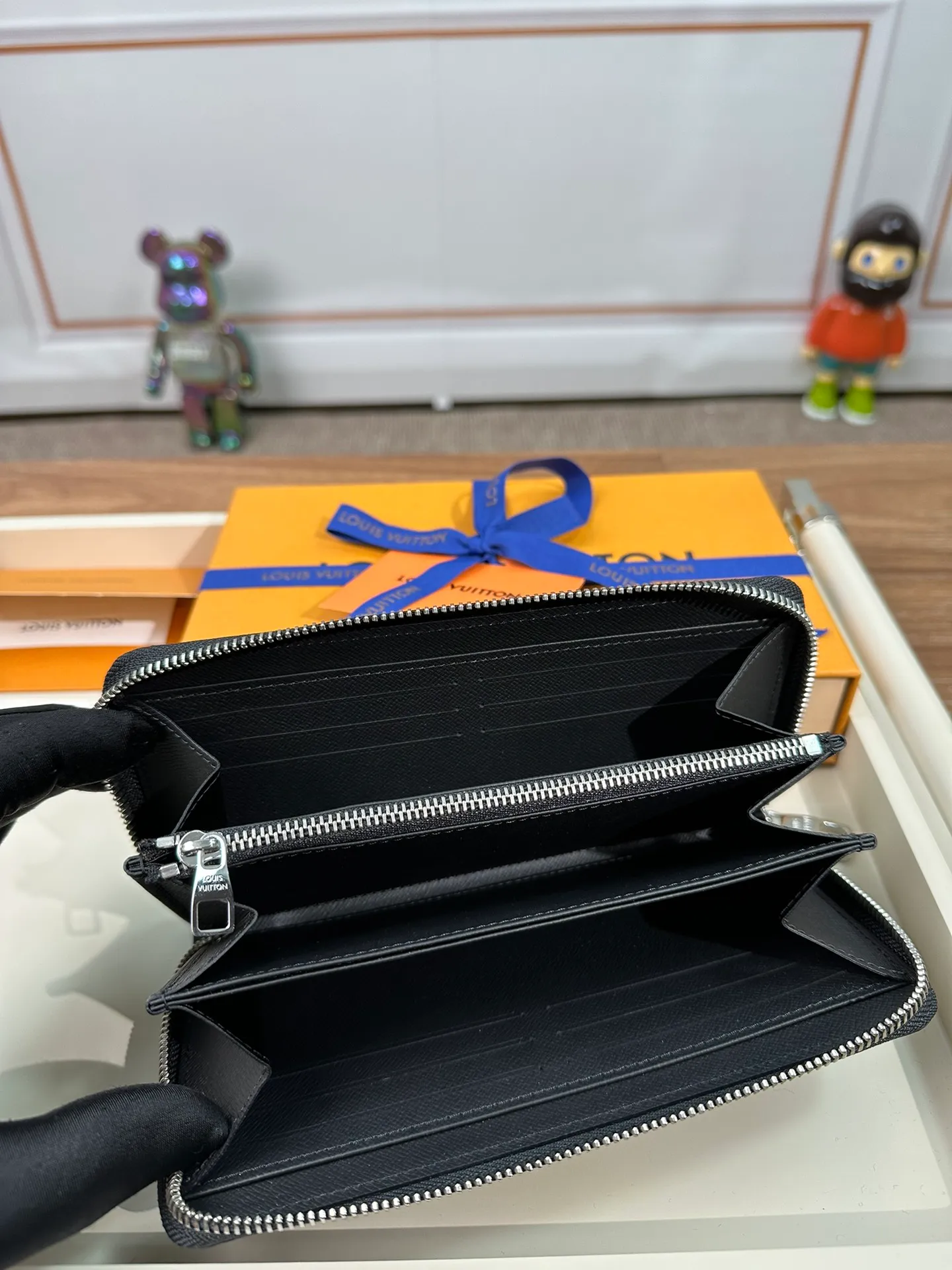 P840 N41662 [Special Authentic] Classic Wallet Newly Upgraded! This Zippy wallet is made of canvas, with a new colorful lining design and four credit card slots, making it convenient and practical. 19.5 x 10.0 x 2.0 cm