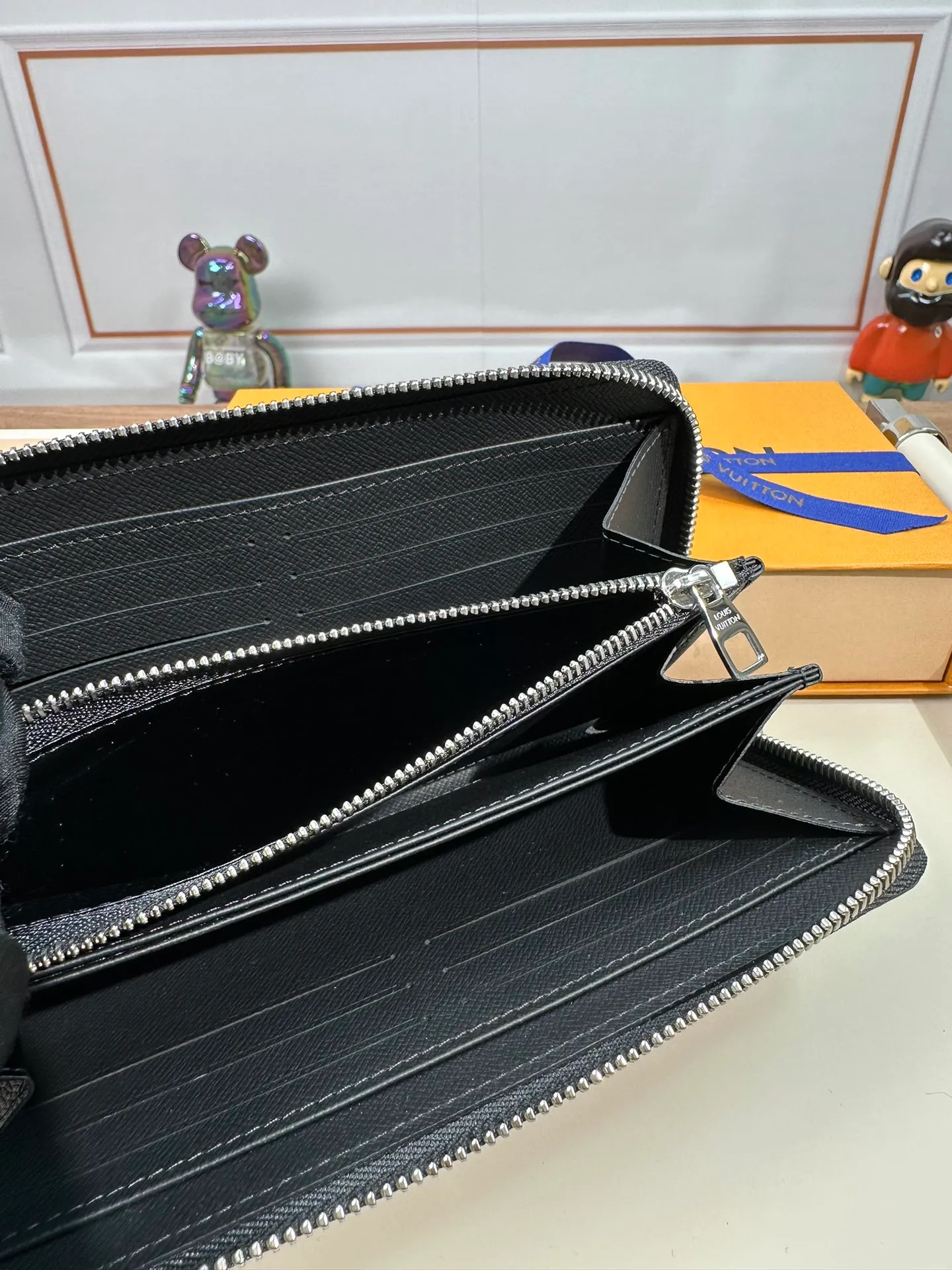 P840 N41662 [Special Authentic] Classic Wallet Newly Upgraded! This Zippy wallet is made of canvas, with a new colorful lining design and four credit card slots, making it convenient and practical. 19.5 x 10.0 x 2.0 cm