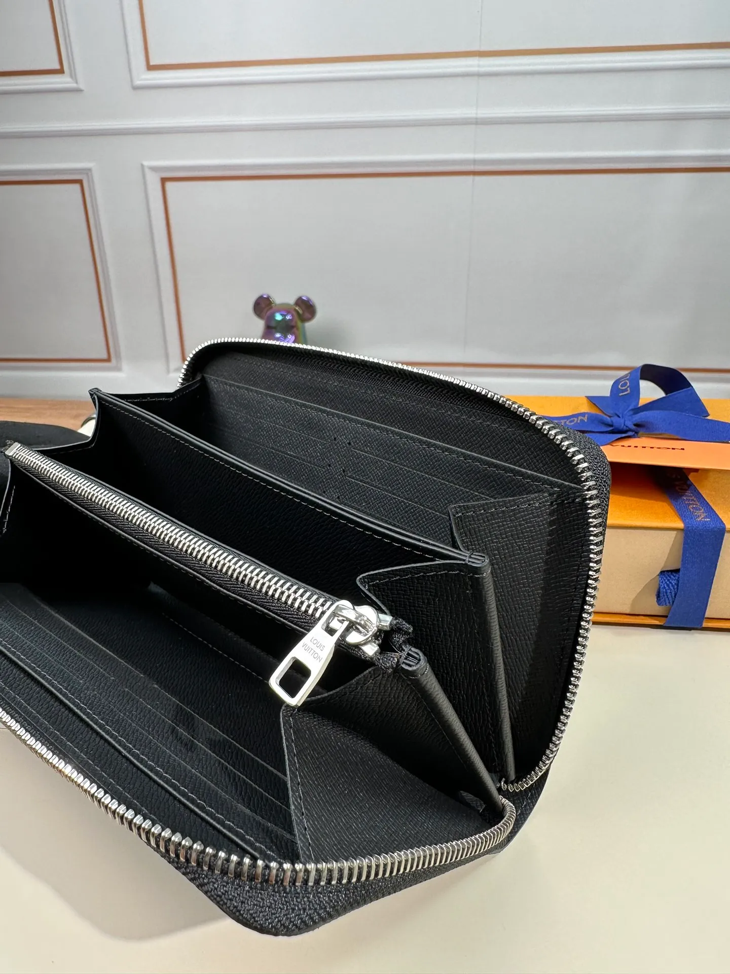 P840 N41662 [Special Authentic] Classic Wallet Newly Upgraded! This Zippy wallet is made of canvas, with a new colorful lining design and four credit card slots, making it convenient and practical. 19.5 x 10.0 x 2.0 cm