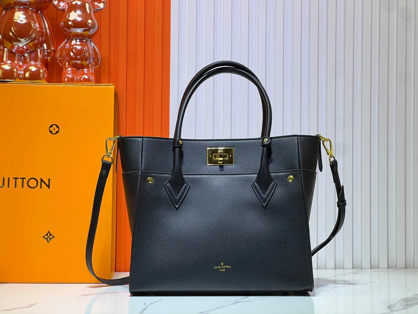 Batch 340💰Upgraded original version [M53826 black embroidery M53825 apricot embroidery M53824 MM53823 presbyopia with black]🔥On My Side handbag shows the elegant fusion of calfskin and classic Monogram canvas. Contrasting canvas shapes the large outer pocket, creating a trompe l'oeil effect as if two handbags merge into one. Plenty of space can easily accommodate office needs, and the adjustable shoulder strap allows for a cross-body style. Dimensions: 30.5 x 24.5 x 14 cm (Length x Height x Width) - Calfskin and Monogram coated canvas - Cowhide leather trim - Microfiber lining - 2 top handles for hand or elbow carry - Adjustable shoulder strap for shoulder or cross-body wear - Lock closure - 2 outer pockets with magnetic closure - Zip pocket - 1 patch pocket