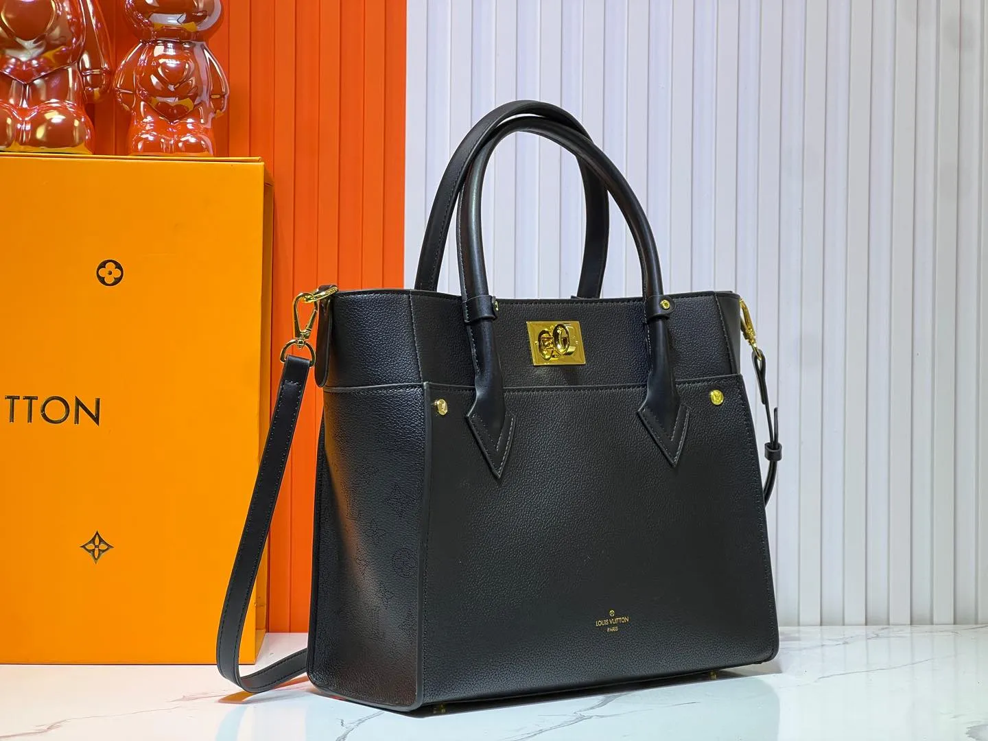 Batch 340💰Upgraded original version [M53826 black embroidery M53825 apricot embroidery M53824 MM53823 presbyopia with black]🔥On My Side handbag shows the elegant fusion of calfskin and classic Monogram canvas. Contrasting canvas shapes the large outer pocket, creating a trompe l'oeil effect as if two handbags merge into one. Plenty of space can easily accommodate office needs, and the adjustable shoulder strap allows for a cross-body style. Dimensions: 30.5 x 24.5 x 14 cm (Length x Height x Width) - Calfskin and Monogram coated canvas - Cowhide leather trim - Microfiber lining - 2 top handles for hand or elbow carry - Adjustable shoulder strap for shoulder or cross-body wear - Lock closure - 2 outer pockets with magnetic closure - Zip pocket - 1 patch pocket