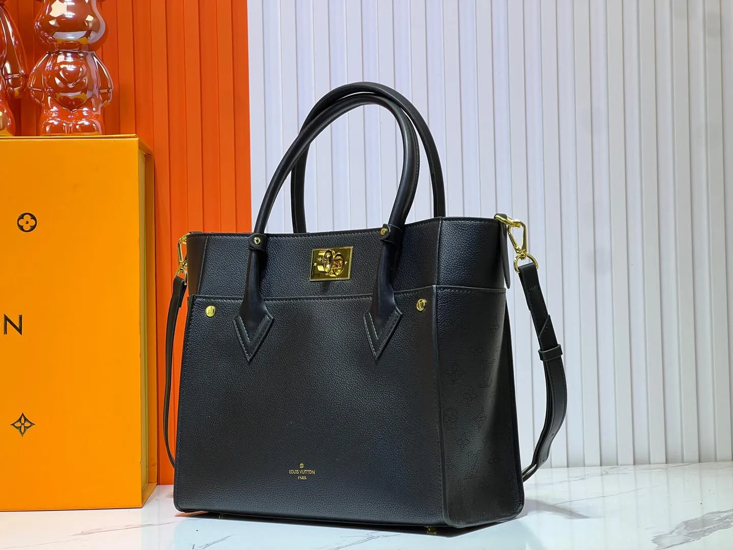 Batch 340💰Upgraded original version [M53826 black embroidery M53825 apricot embroidery M53824 MM53823 presbyopia with black]🔥On My Side handbag shows the elegant fusion of calfskin and classic Monogram canvas. Contrasting canvas shapes the large outer pocket, creating a trompe l'oeil effect as if two handbags merge into one. Plenty of space can easily accommodate office needs, and the adjustable shoulder strap allows for a cross-body style. Dimensions: 30.5 x 24.5 x 14 cm (Length x Height x Width) - Calfskin and Monogram coated canvas - Cowhide leather trim - Microfiber lining - 2 top handles for hand or elbow carry - Adjustable shoulder strap for shoulder or cross-body wear - Lock closure - 2 outer pockets with magnetic closure - Zip pocket - 1 patch pocket