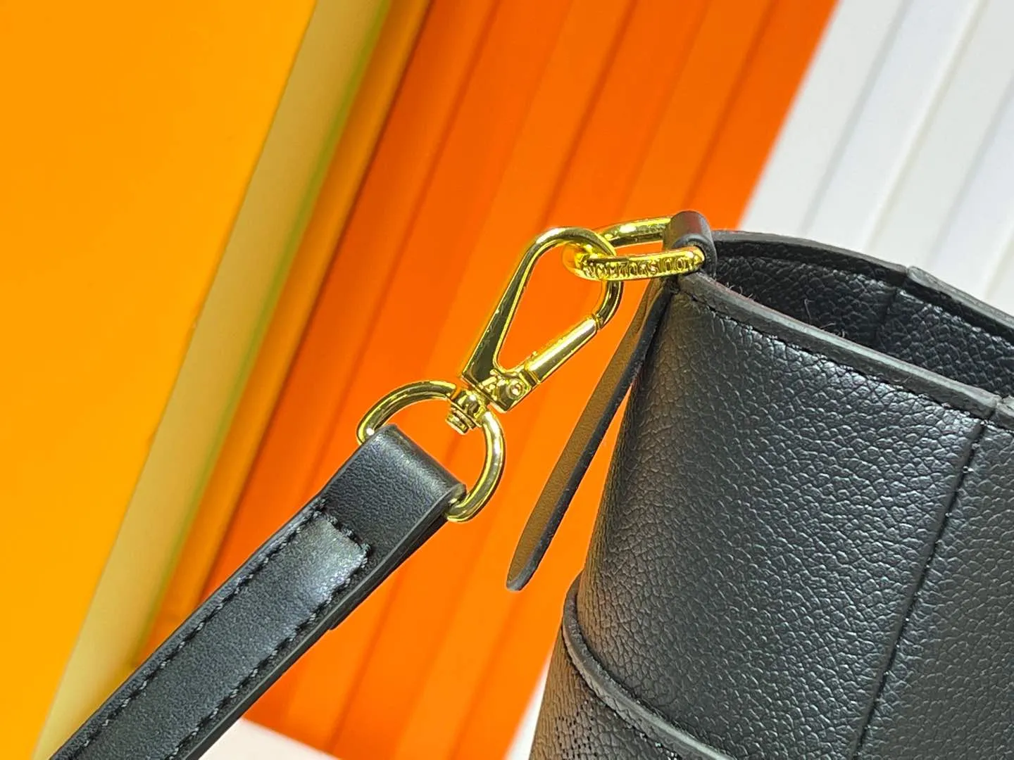 Batch 340💰Upgraded original version [M53826 black embroidery M53825 apricot embroidery M53824 MM53823 presbyopia with black]🔥On My Side handbag shows the elegant fusion of calfskin and classic Monogram canvas. Contrasting canvas shapes the large outer pocket, creating a trompe l'oeil effect as if two handbags merge into one. Plenty of space can easily accommodate office needs, and the adjustable shoulder strap allows for a cross-body style. Dimensions: 30.5 x 24.5 x 14 cm (Length x Height x Width) - Calfskin and Monogram coated canvas - Cowhide leather trim - Microfiber lining - 2 top handles for hand or elbow carry - Adjustable shoulder strap for shoulder or cross-body wear - Lock closure - 2 outer pockets with magnetic closure - Zip pocket - 1 patch pocket