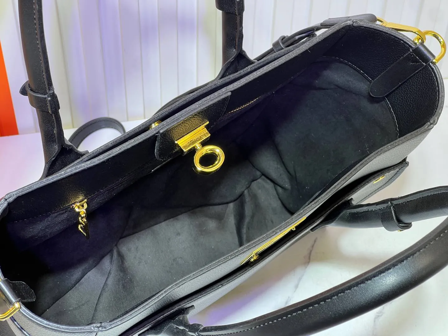 Batch 340💰Upgraded original version [M53826 black embroidery M53825 apricot embroidery M53824 MM53823 presbyopia with black]🔥On My Side handbag shows the elegant fusion of calfskin and classic Monogram canvas. Contrasting canvas shapes the large outer pocket, creating a trompe l'oeil effect as if two handbags merge into one. Plenty of space can easily accommodate office needs, and the adjustable shoulder strap allows for a cross-body style. Dimensions: 30.5 x 24.5 x 14 cm (Length x Height x Width) - Calfskin and Monogram coated canvas - Cowhide leather trim - Microfiber lining - 2 top handles for hand or elbow carry - Adjustable shoulder strap for shoulder or cross-body wear - Lock closure - 2 outer pockets with magnetic closure - Zip pocket - 1 patch pocket