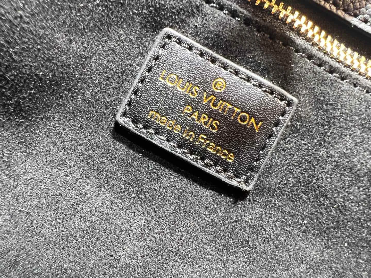 Batch 340💰Upgraded original version [M53826 black embroidery M53825 apricot embroidery M53824 MM53823 presbyopia with black]🔥On My Side handbag shows the elegant fusion of calfskin and classic Monogram canvas. Contrasting canvas shapes the large outer pocket, creating a trompe l'oeil effect as if two handbags merge into one. Plenty of space can easily accommodate office needs, and the adjustable shoulder strap allows for a cross-body style. Dimensions: 30.5 x 24.5 x 14 cm (Length x Height x Width) - Calfskin and Monogram coated canvas - Cowhide leather trim - Microfiber lining - 2 top handles for hand or elbow carry - Adjustable shoulder strap for shoulder or cross-body wear - Lock closure - 2 outer pockets with magnetic closure - Zip pocket - 1 patch pocket