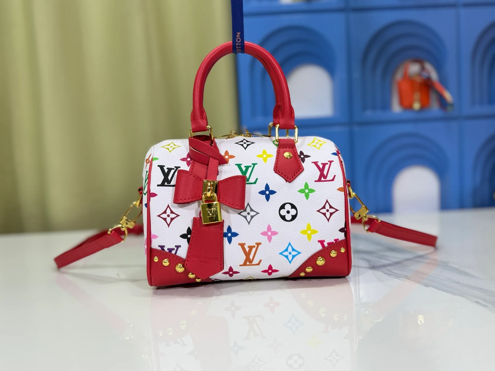 P280 upgraded original M58953 M46234 M46222 Speedy Bandoulière 20 handbag is made of soft coated canvas, and the full-length Monogram pattern is traced in colorful rainbow tones, highlighting the smart style of the Louis Vuitton x Murakami reissue series. The Toron handle and detachable shoulder strap are constructed of cow leather, the metal corners recall classic luggage elements, and the bow-shaped key bag and padlock add brand touches. Dimensions: 20.5 x 13.5 x 12.0 cm (length x height x width)