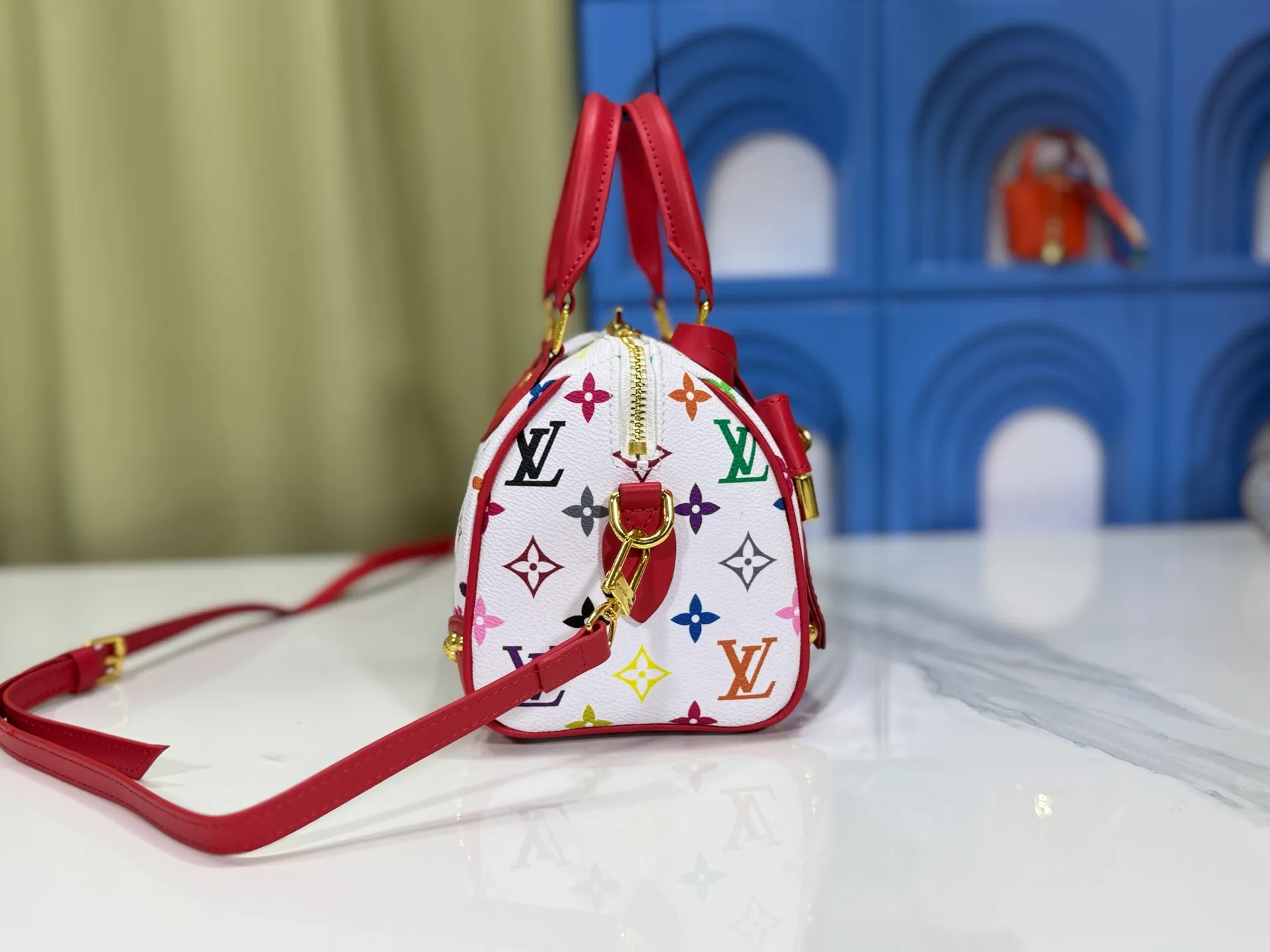 P280 upgraded original M58953 M46234 M46222 Speedy Bandoulière 20 handbag is made of soft coated canvas, and the full-length Monogram pattern is traced in colorful rainbow tones, highlighting the smart style of the Louis Vuitton x Murakami reissue series. The Toron handle and detachable shoulder strap are constructed of cow leather, the metal corners recall classic luggage elements, and the bow-shaped key bag and padlock add brand touches. Dimensions: 20.5 x 13.5 x 12.0 cm (length x height x width)