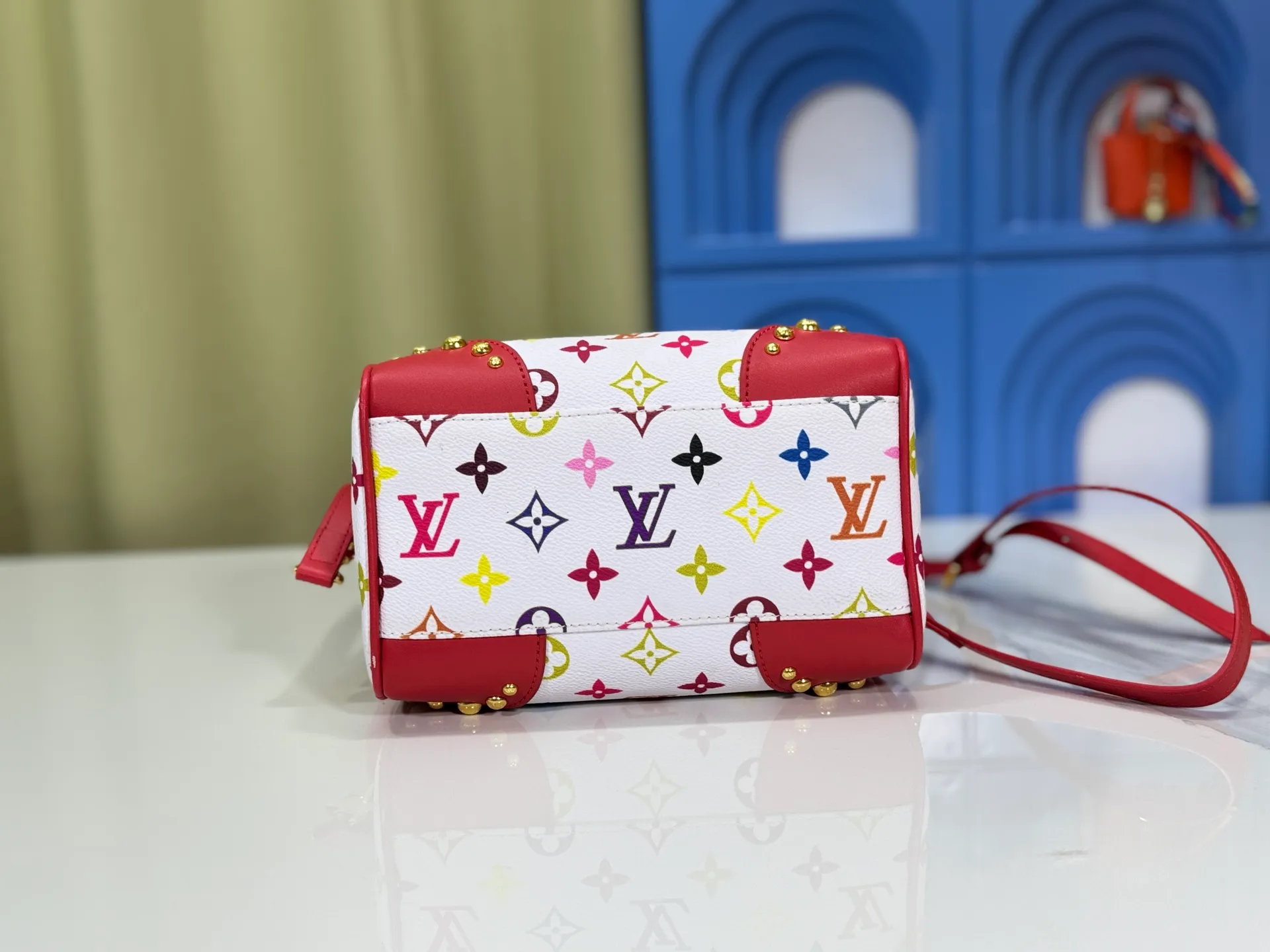 P280 upgraded original M58953 M46234 M46222 Speedy Bandoulière 20 handbag is made of soft coated canvas, and the full-length Monogram pattern is traced in colorful rainbow tones, highlighting the smart style of the Louis Vuitton x Murakami reissue series. The Toron handle and detachable shoulder strap are constructed of cow leather, the metal corners recall classic luggage elements, and the bow-shaped key bag and padlock add brand touches. Dimensions: 20.5 x 13.5 x 12.0 cm (length x height x width)