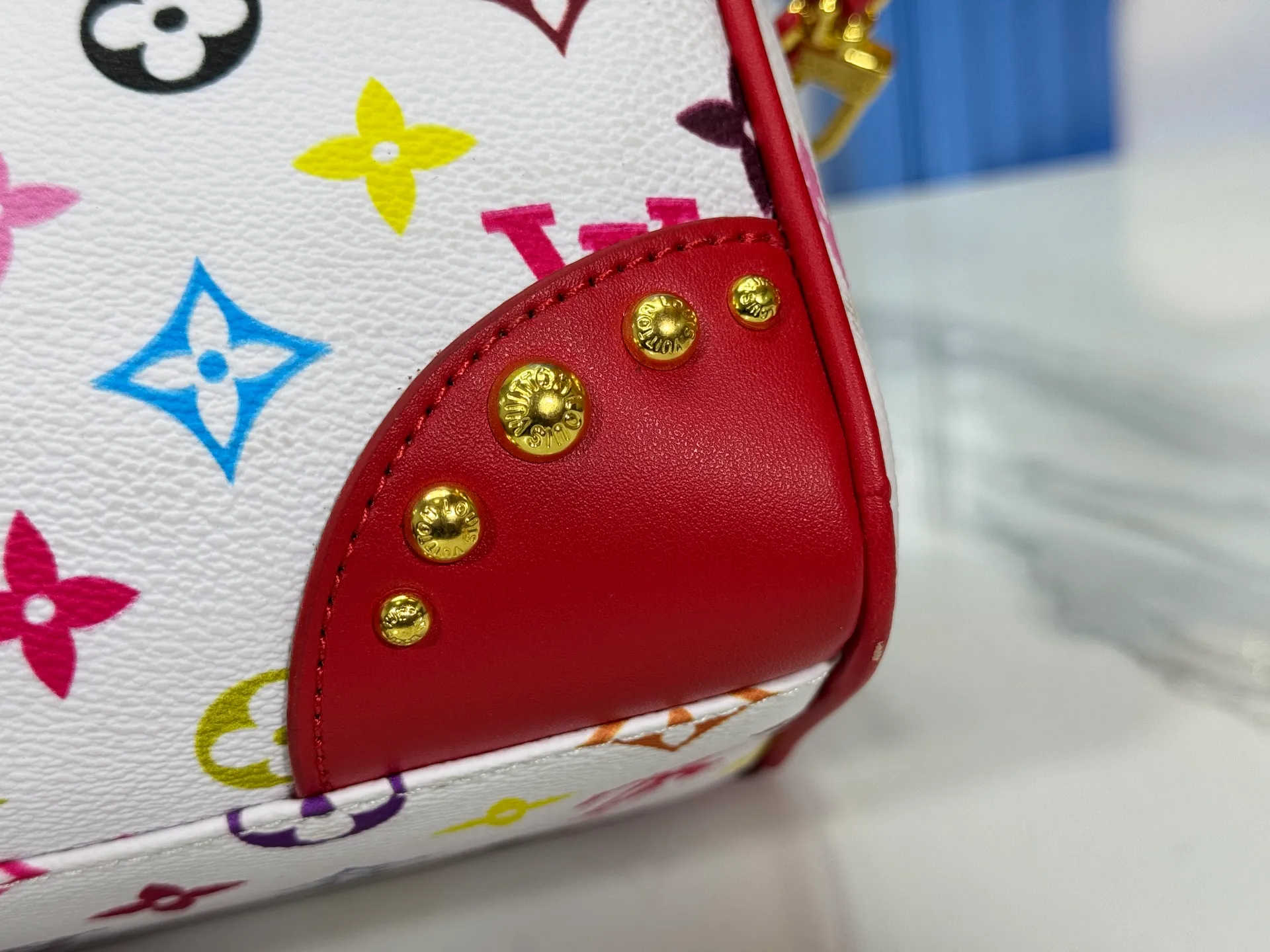 P280 upgraded original M58953 M46234 M46222 Speedy Bandoulière 20 handbag is made of soft coated canvas, and the full-length Monogram pattern is traced in colorful rainbow tones, highlighting the smart style of the Louis Vuitton x Murakami reissue series. The Toron handle and detachable shoulder strap are constructed of cow leather, the metal corners recall classic luggage elements, and the bow-shaped key bag and padlock add brand touches. Dimensions: 20.5 x 13.5 x 12.0 cm (length x height x width)