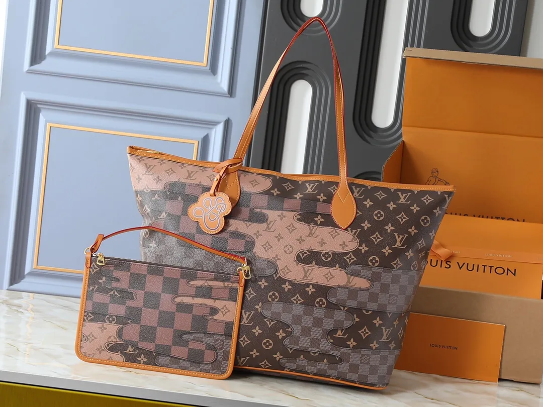 💰280💰Upgraded from the original M26174. This Nevereverfull handbag is made of multiple classic canvases to create a spacious configuration. The Monogram canvas body is integrated with Damier and Monogram Reverse embroidery patches, presenting a striking and unique mosaic effect. LV Dynasty decoration adds a touch of brilliance, and the removable inner bag can be easily removed for separate use. Dimensions: 60.0 x 38.0 x 23.0 cm (length x height x width)