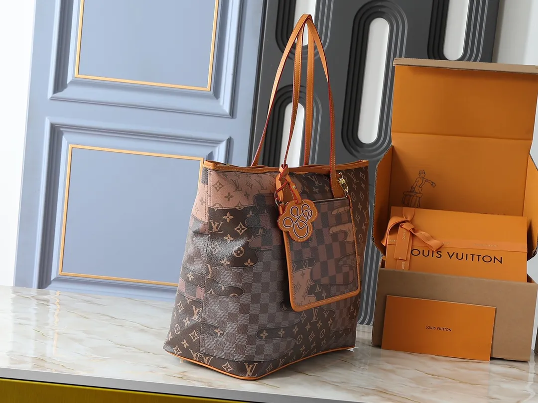 💰280💰Upgraded from the original M26174. This Nevereverfull handbag is made of multiple classic canvases to create a spacious configuration. The Monogram canvas body is integrated with Damier and Monogram Reverse embroidery patches, presenting a striking and unique mosaic effect. LV Dynasty decoration adds a touch of brilliance, and the removable inner bag can be easily removed for separate use. Dimensions: 60.0 x 38.0 x 23.0 cm (length x height x width)